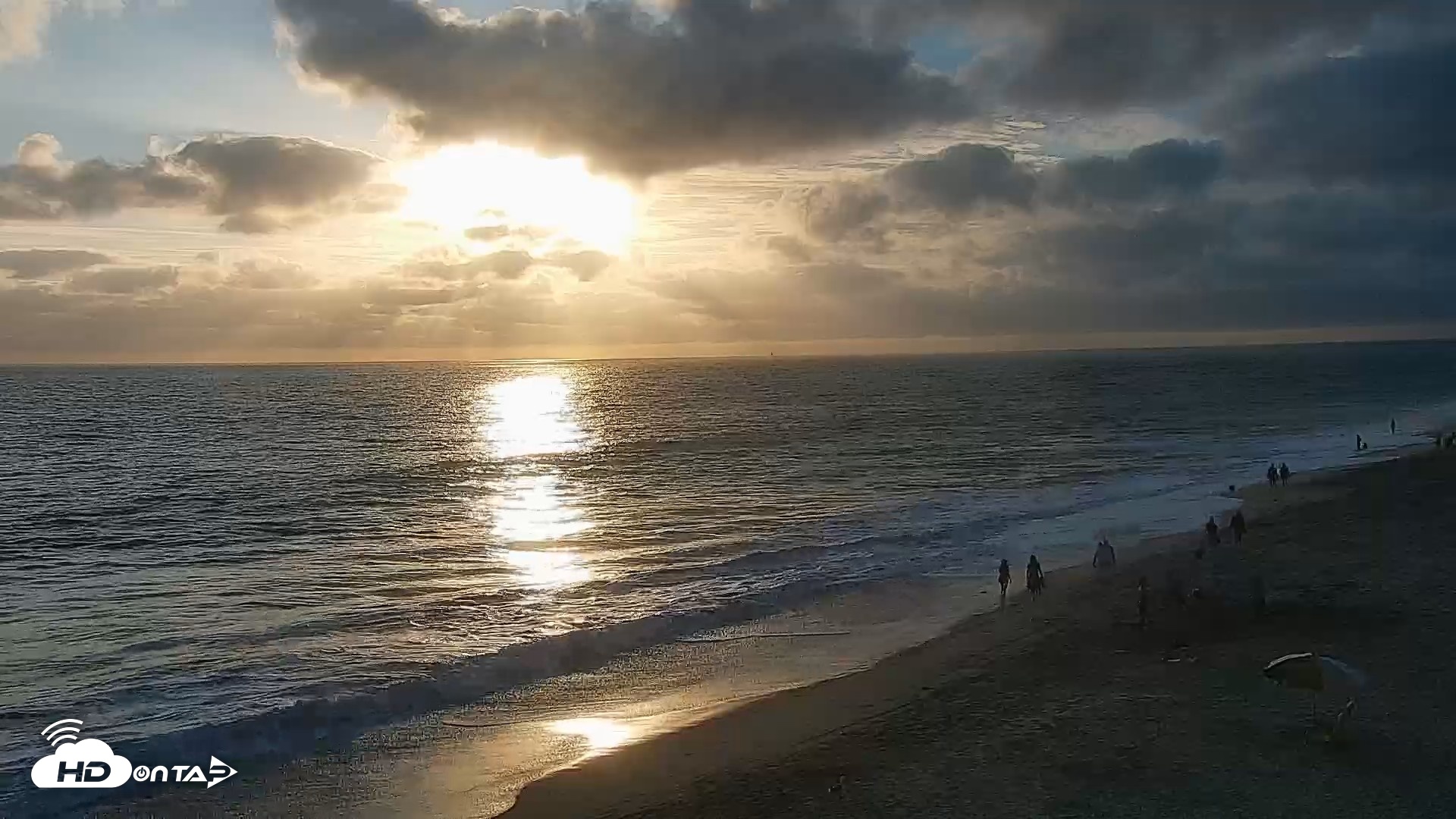 Snapshot of Carlsbad Beach Surf Live Webcam taken Aug 12, 2026, 7:00pm PDT