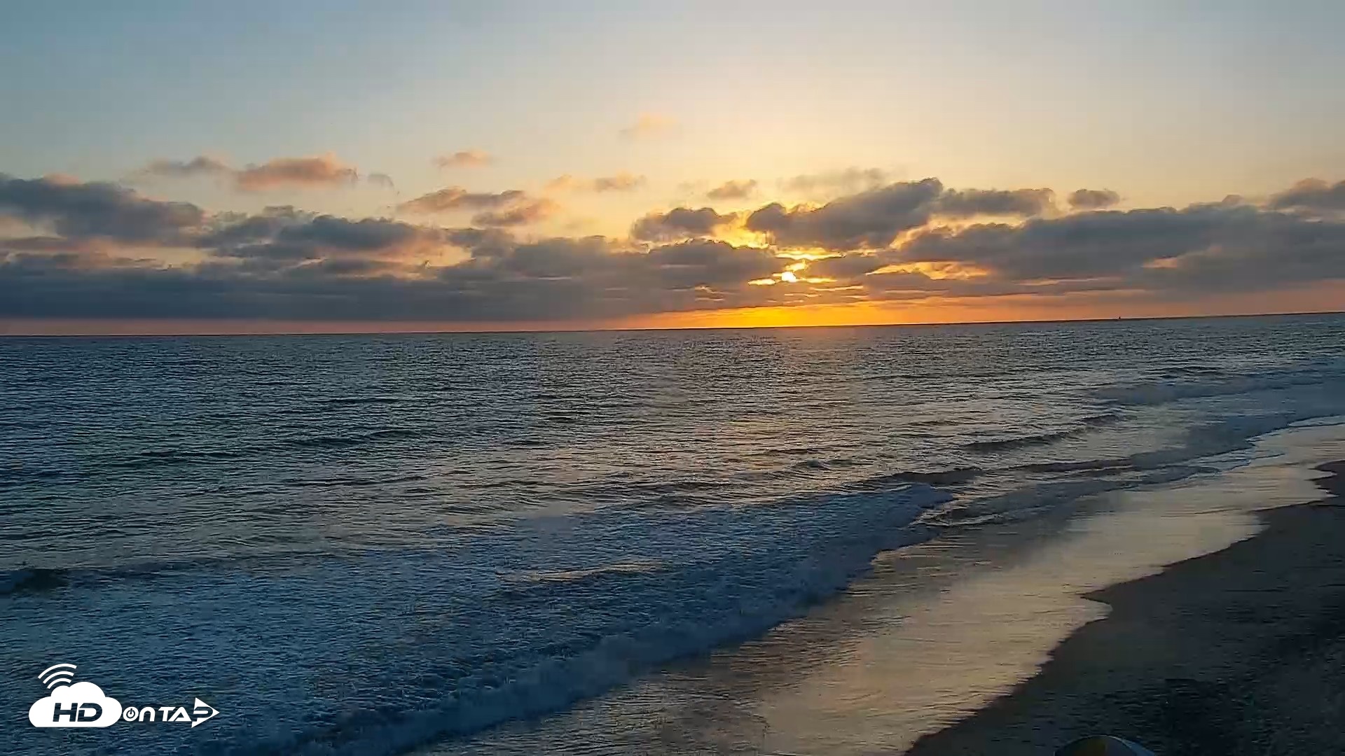Snapshot of Carlsbad Beach Surf Live Webcam taken May 30, 2026, 7:40pm PDT
