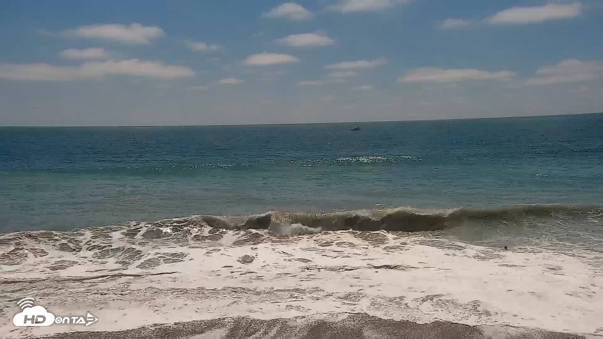 Snapshot of Carlsbad Beach Surf Live Webcam taken Aug 16, 2026, 2:30pm PDT