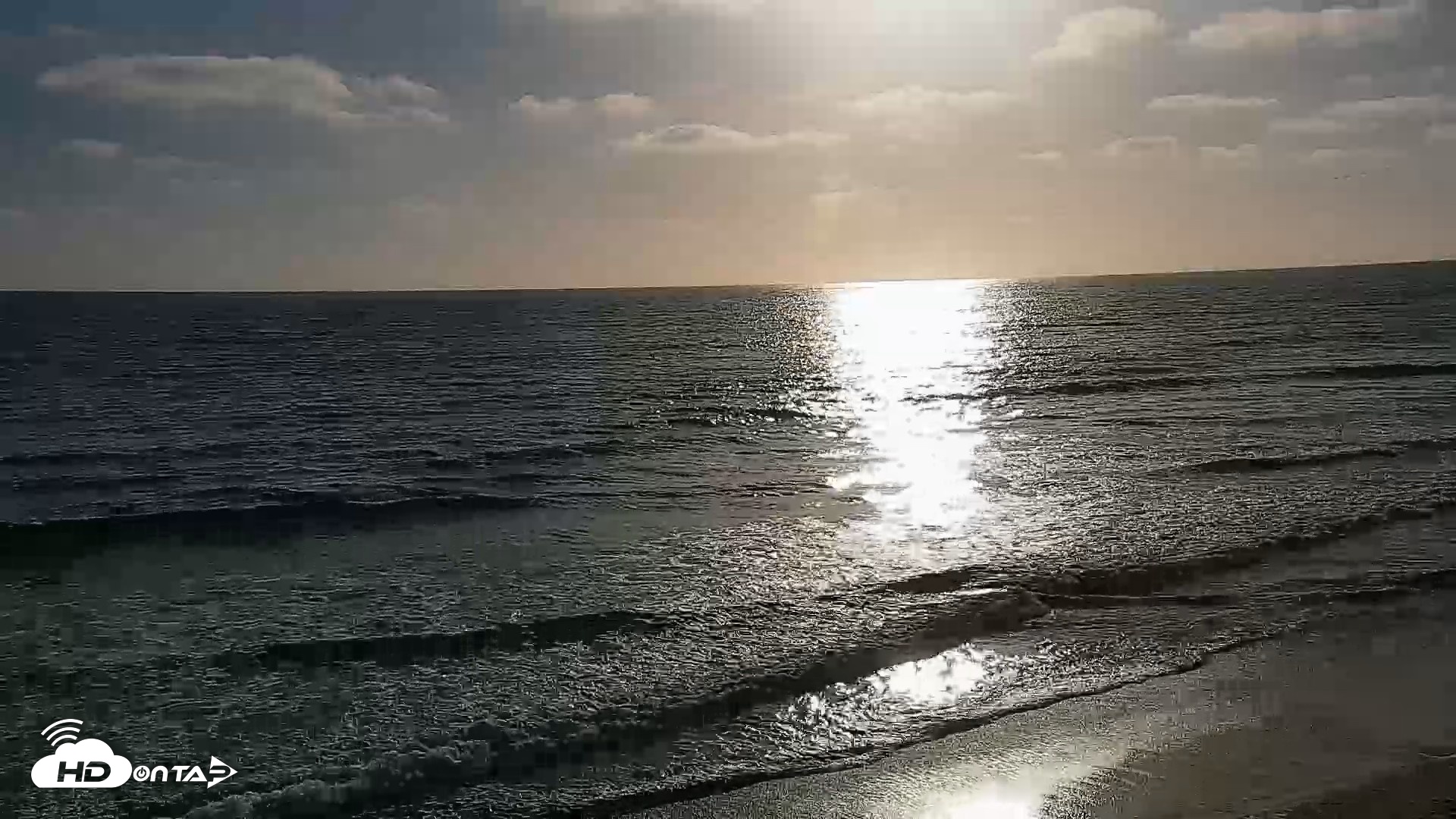 Snapshot of Carlsbad Beach Surf Live Webcam taken Apr 29, 2026, 6:17pm PDT