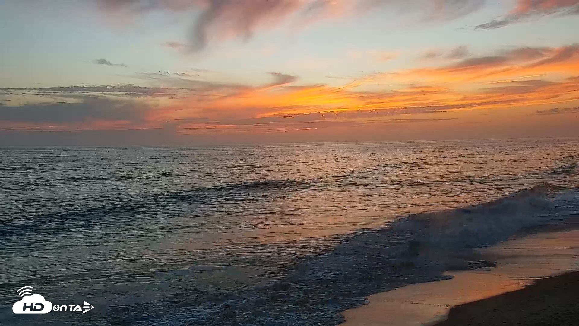Snapshot of Carlsbad Beach Surf Live Webcam taken Aug 26, 2026, 7:32pm PDT