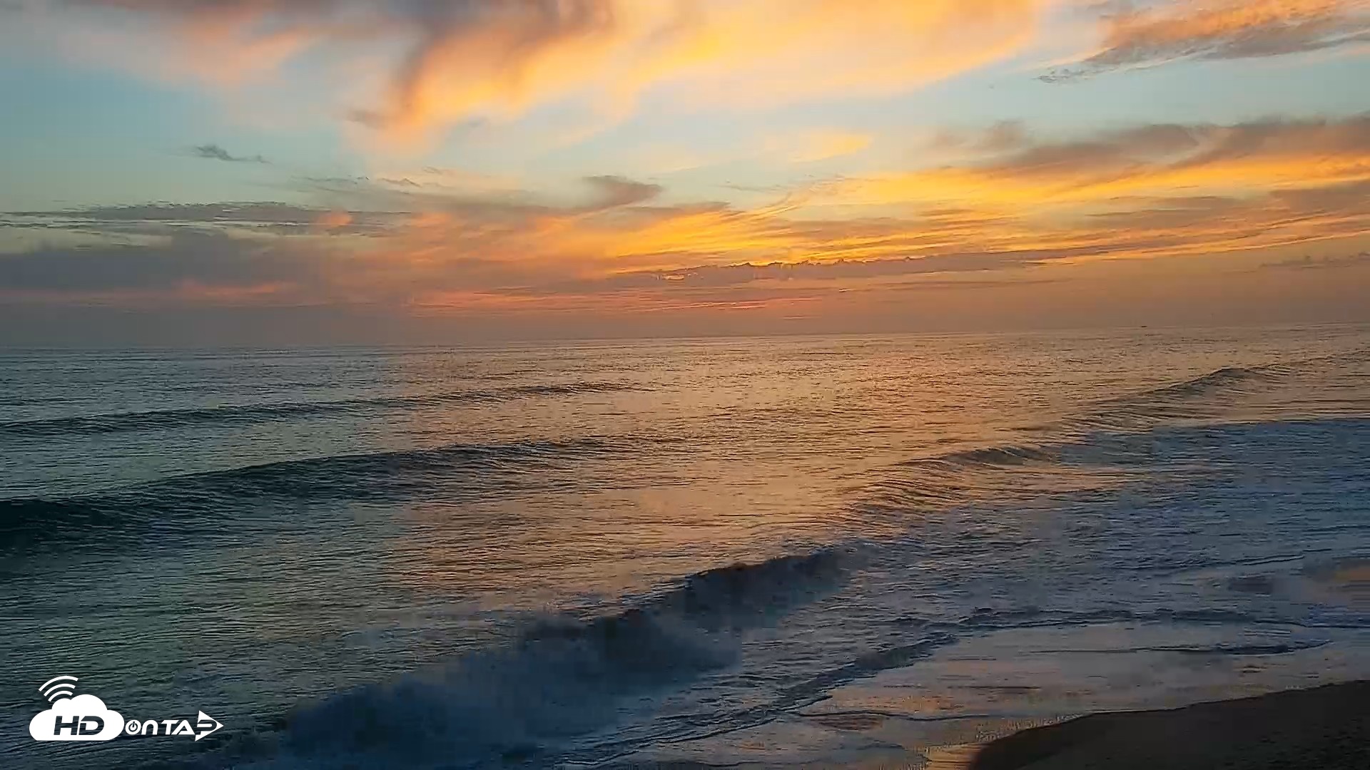 Snapshot of Carlsbad Beach Surf Live Webcam taken Aug 26, 2026, 7:29pm PDT