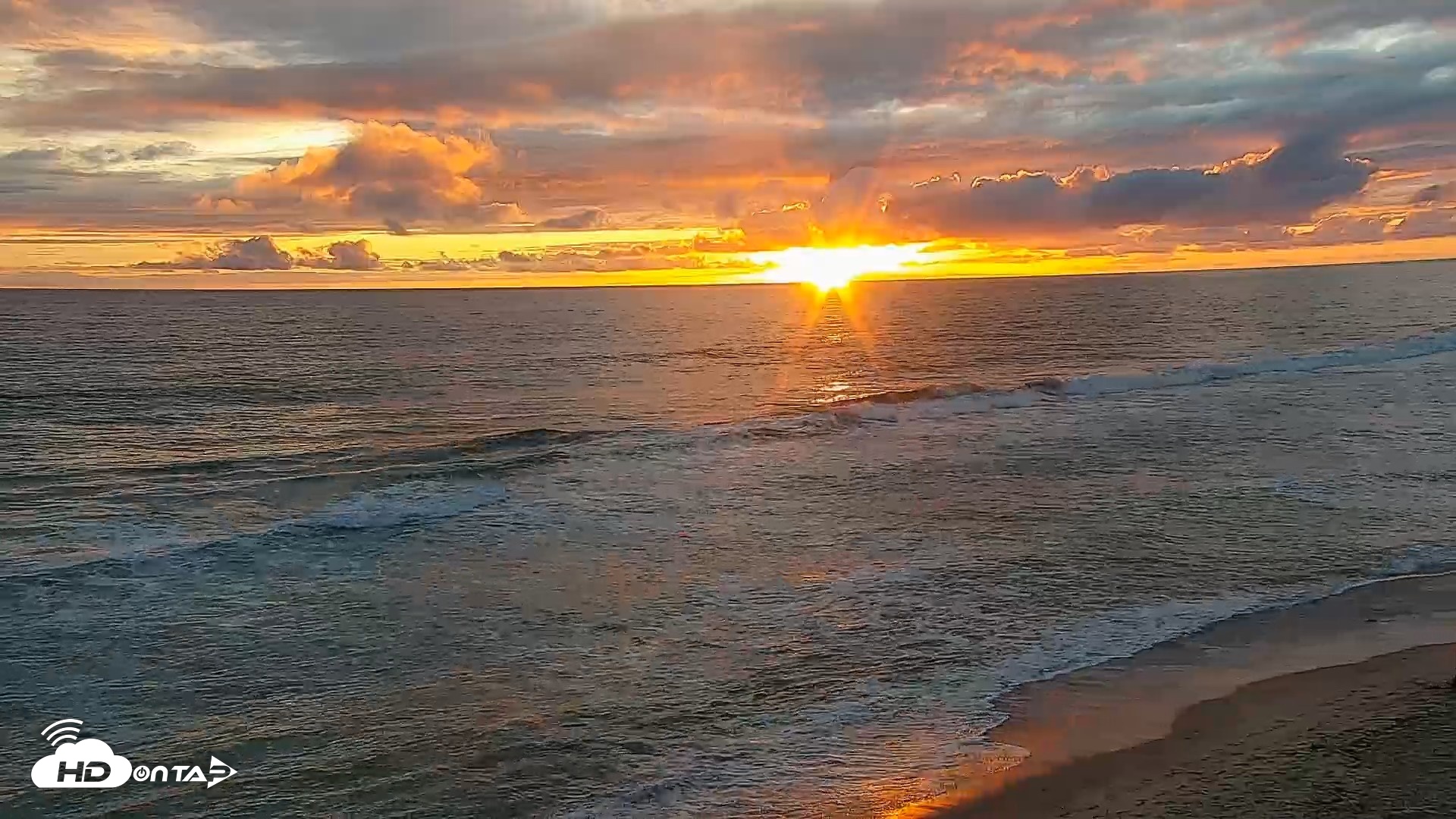 Snapshot of Carlsbad Beach Surf Live Webcam taken Apr 12, 2026, 7:17pm PDT