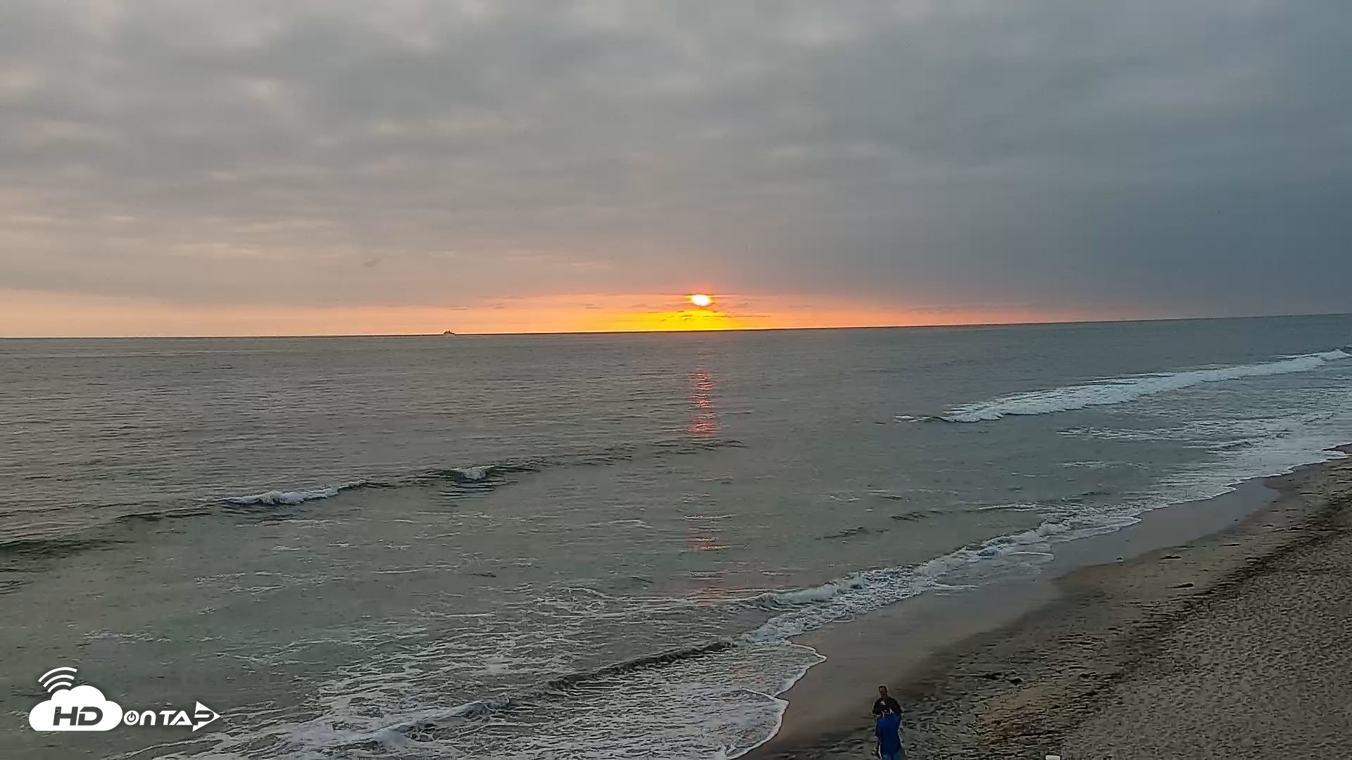 Snapshot of Carlsbad Beach Surf Live Webcam taken May 12, 2026, 7:32pm PDT