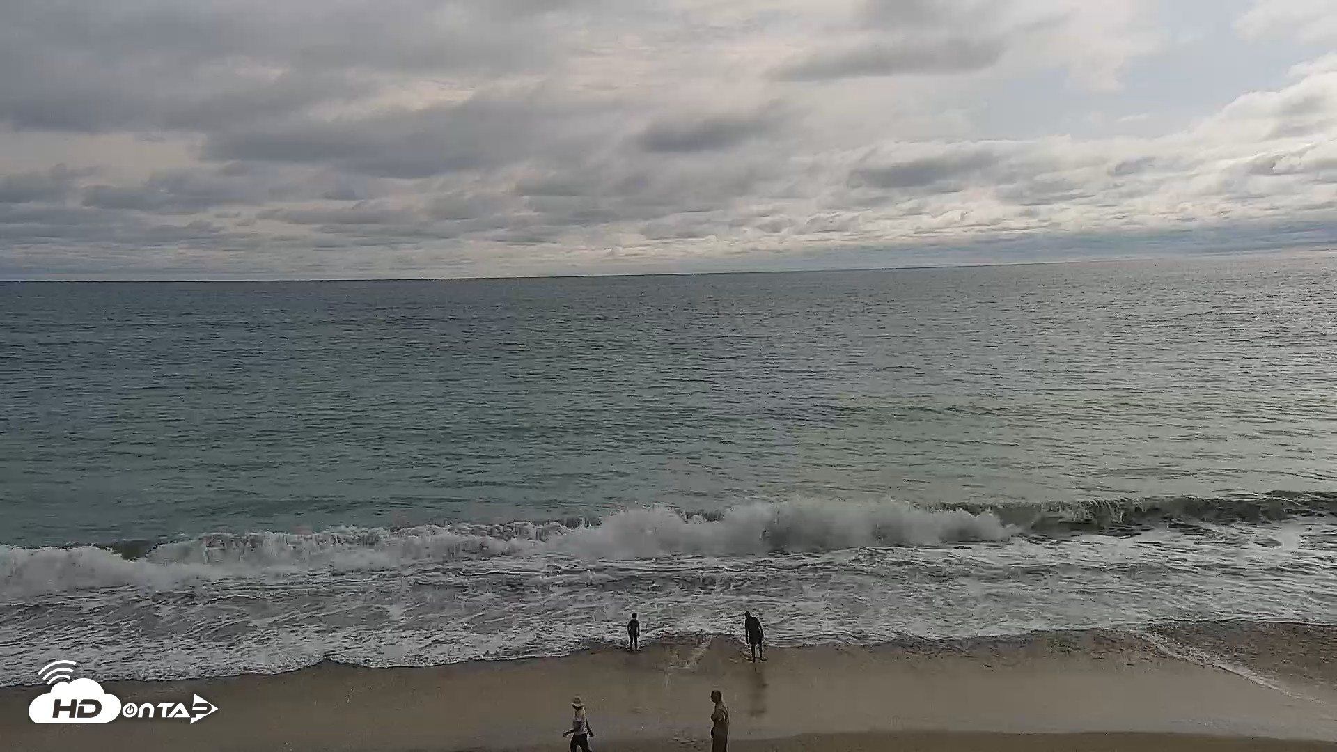 Snapshot of Carlsbad Beach Surf Live Webcam taken Aug 13, 2026, 5:31pm PDT