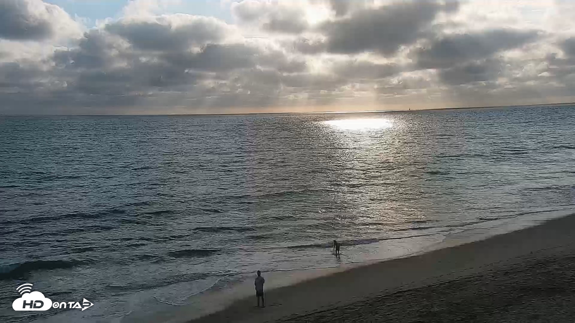 Snapshot of Carlsbad Beach Surf Live Webcam taken Aug 12, 2026, 6:23pm PDT