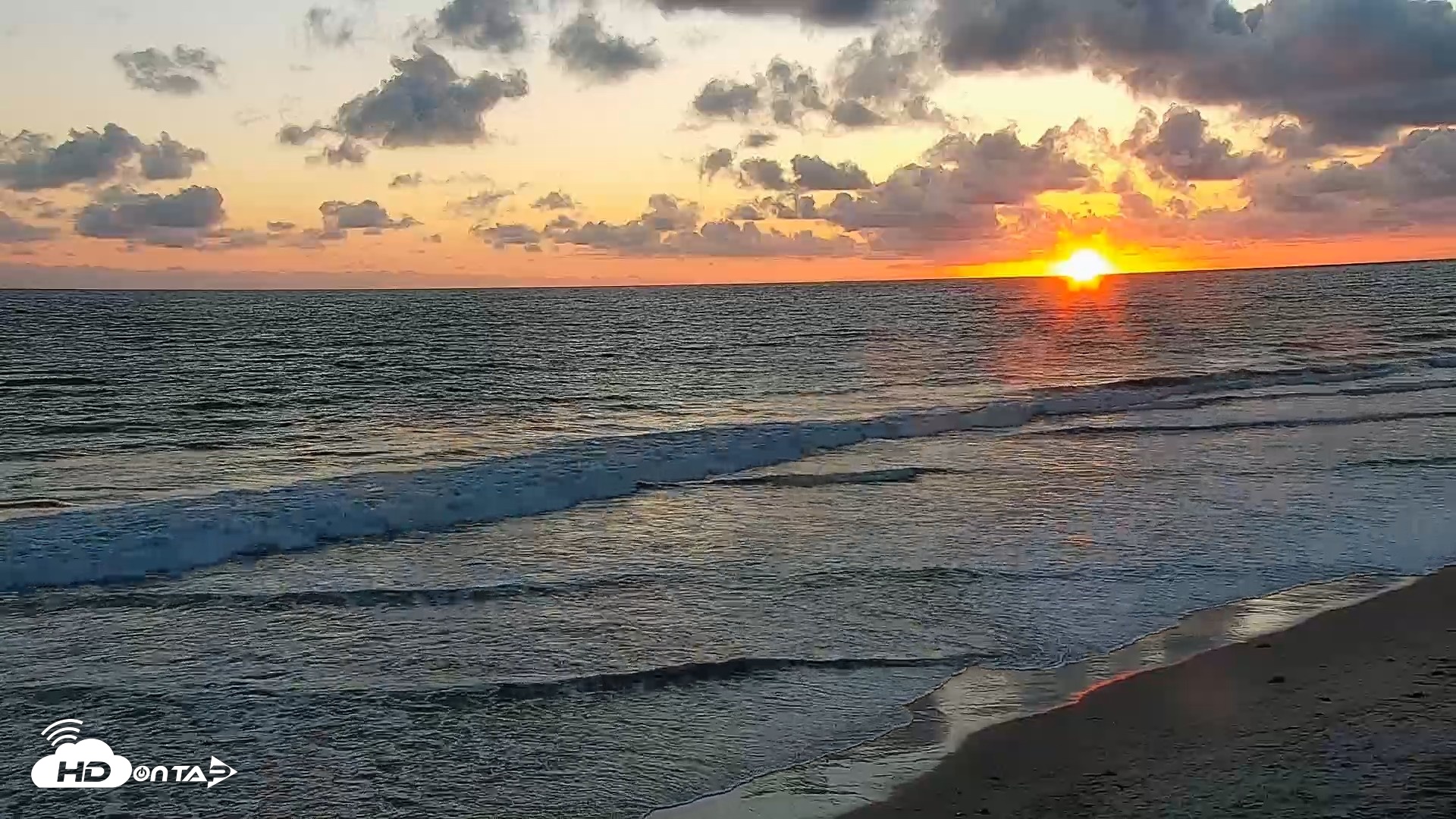 Snapshot of Carlsbad Beach Surf Live Webcam taken May 5, 2026, 7:34pm PDT