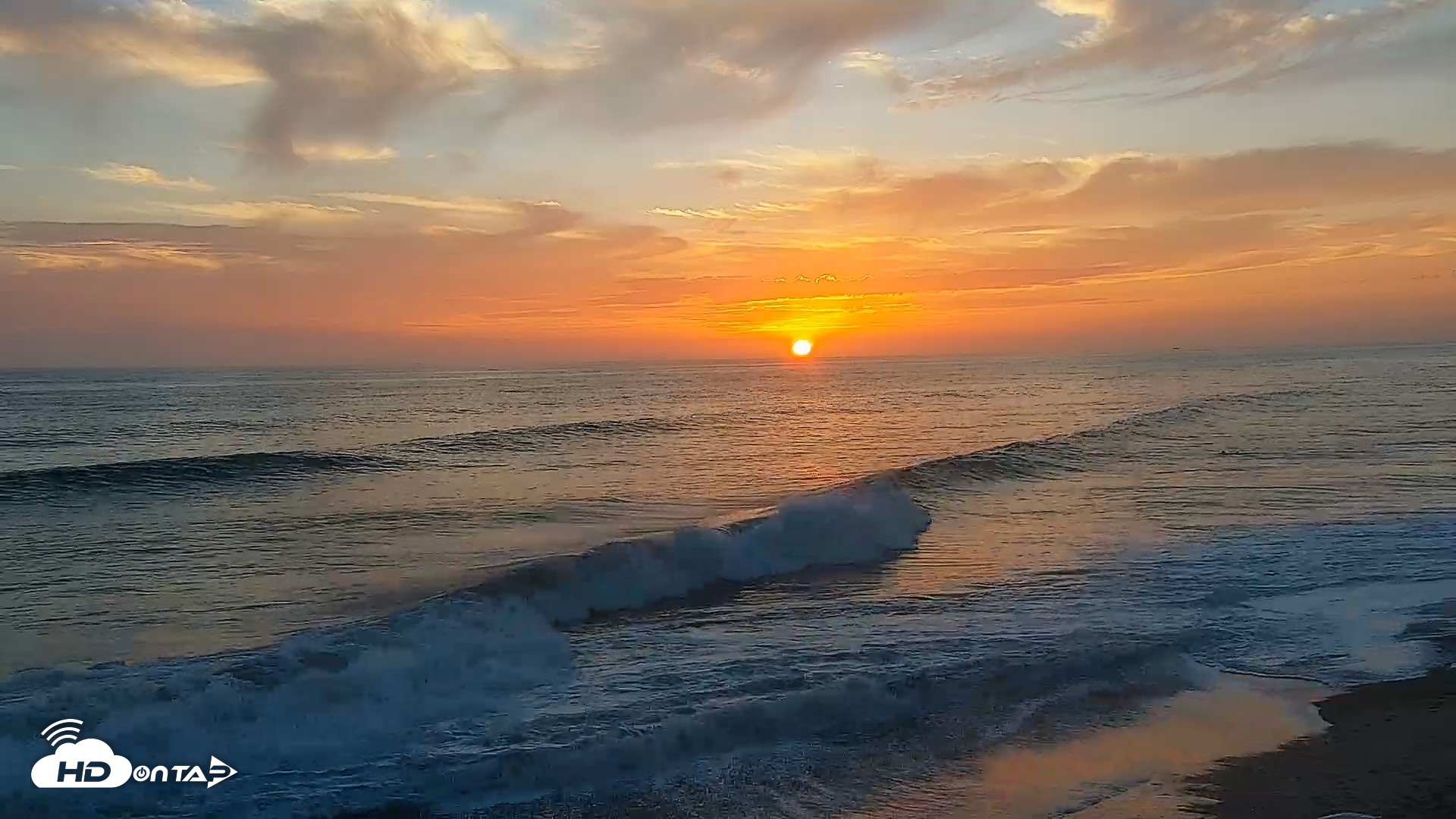 Snapshot of Carlsbad Beach Surf Live Webcam taken Aug 26, 2026, 7:19pm PDT