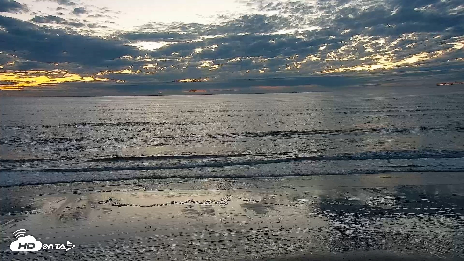 Snapshot of Carlsbad Beach Surf Live Webcam taken Jan 6, 2026, 5:14pm PST