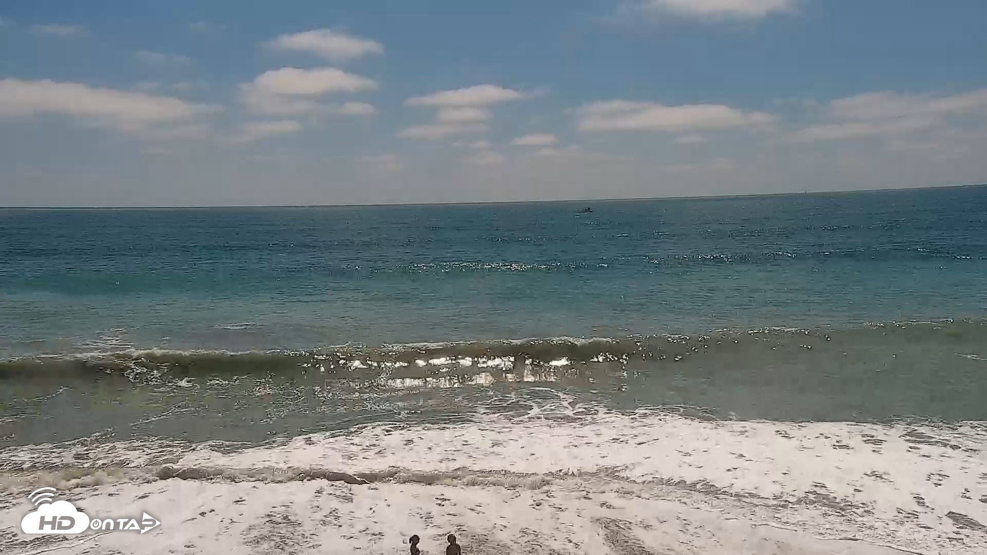 Snapshot of Carlsbad Beach Surf Live Webcam taken Aug 16, 2026, 2:32pm PDT