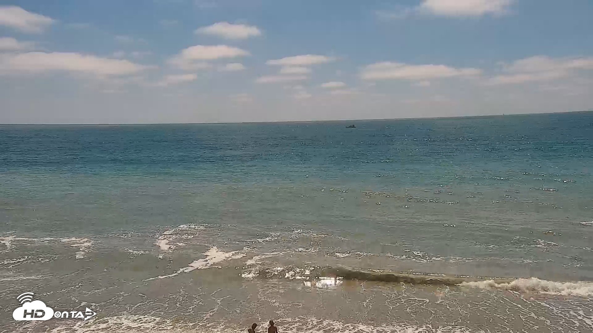 Snapshot of Carlsbad Beach Surf Live Webcam taken Aug 16, 2026, 2:32pm PDT