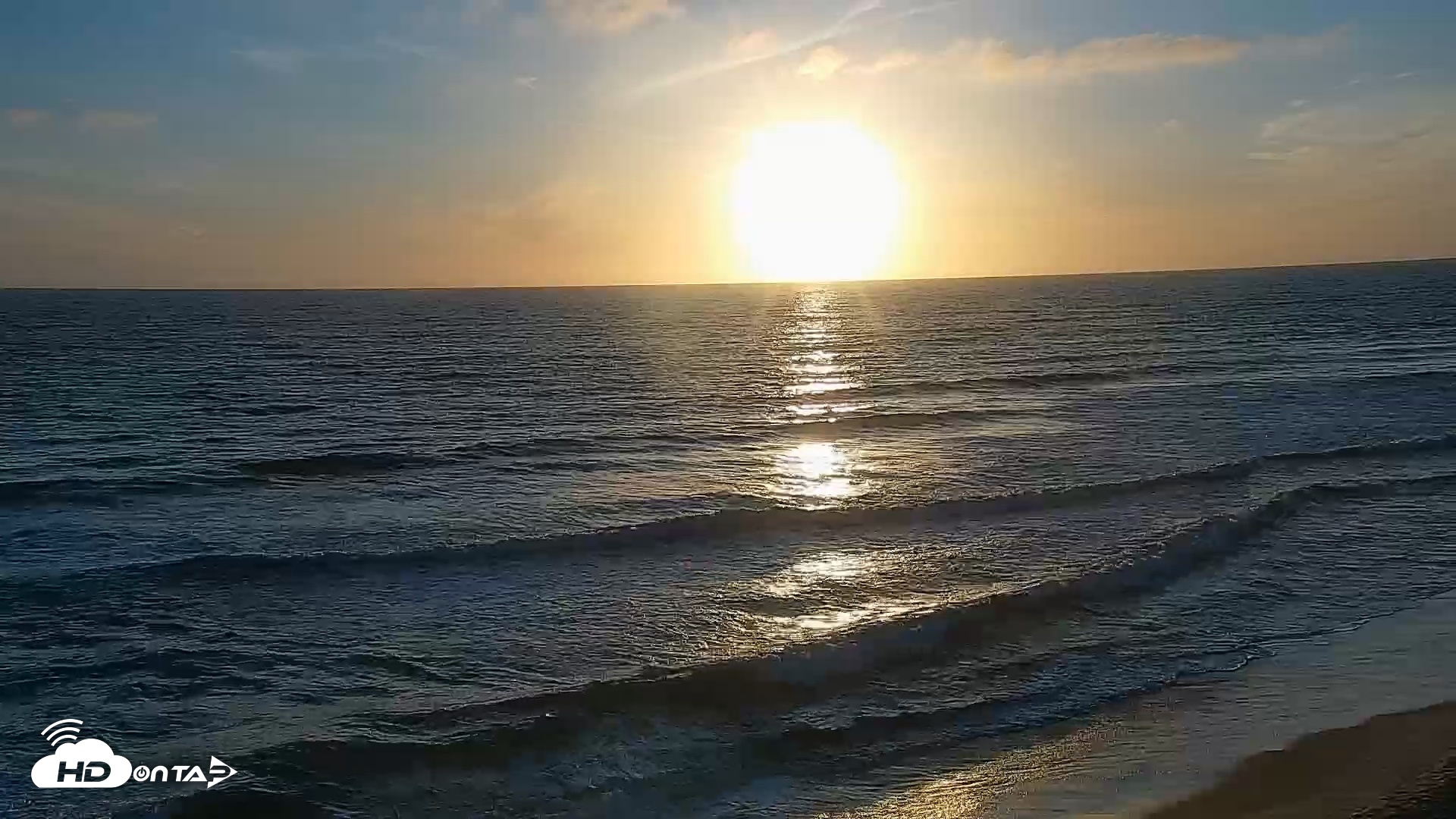 Snapshot of Carlsbad Beach Surf Live Webcam taken Apr 15, 2026, 7:03pm PDT