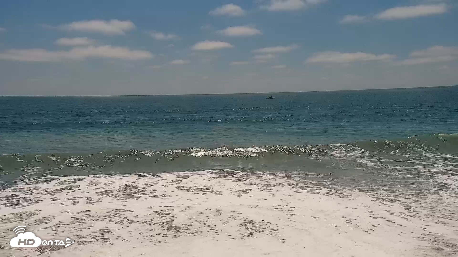 Snapshot of Carlsbad Beach Surf Live Webcam taken Aug 16, 2026, 2:30pm PDT