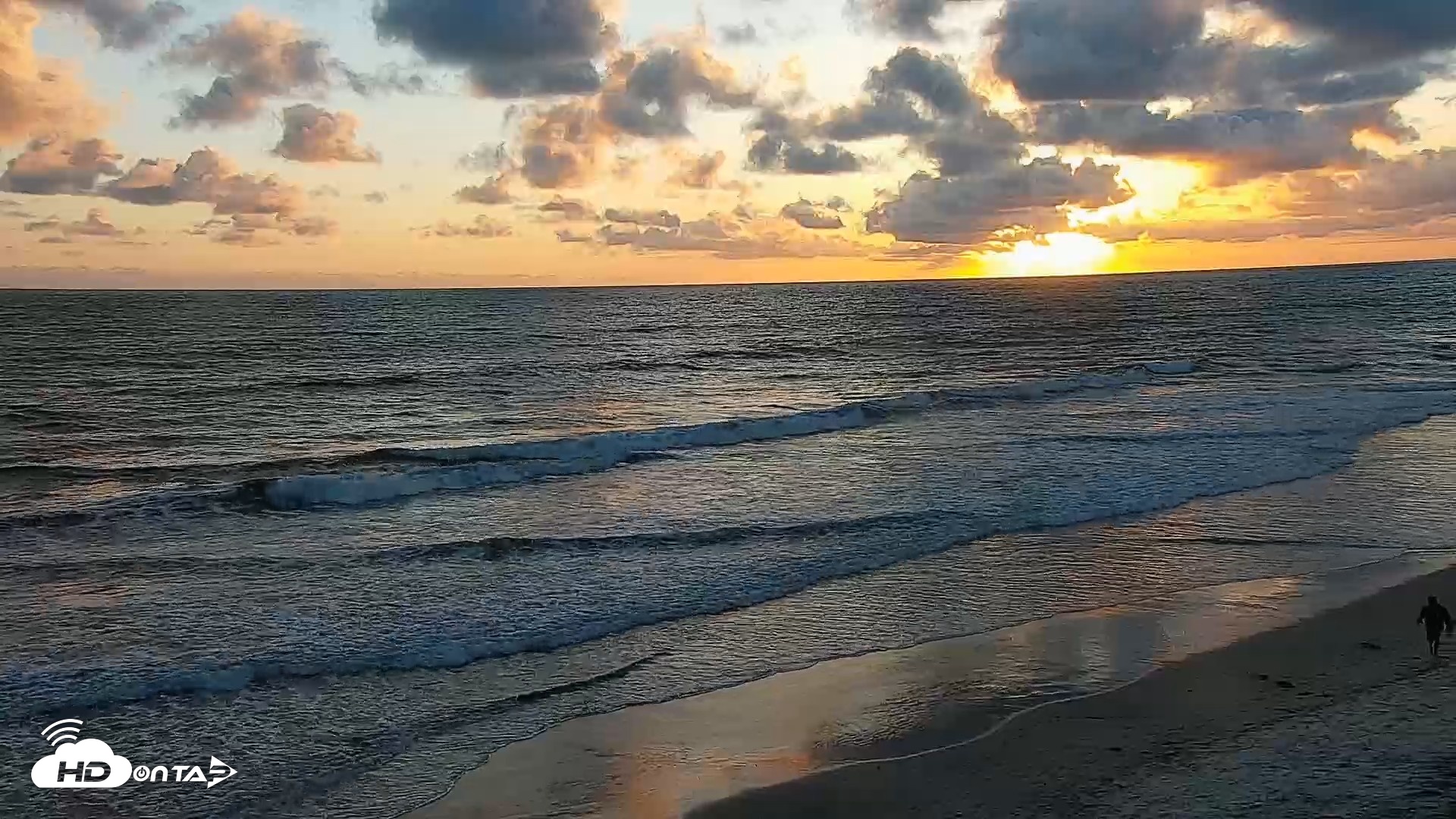 Snapshot of Carlsbad Beach Surf Live Webcam taken May 5, 2026, 7:22pm PDT