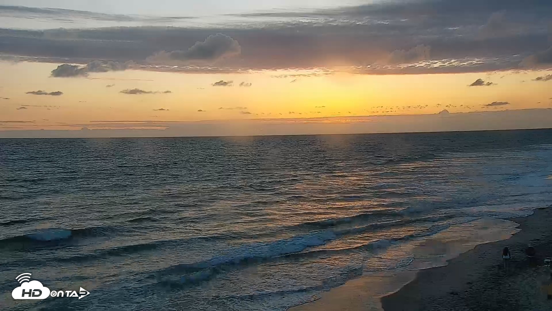 Snapshot of Carlsbad Beach Surf Live Webcam taken May 28, 2026, 7:52pm PDT