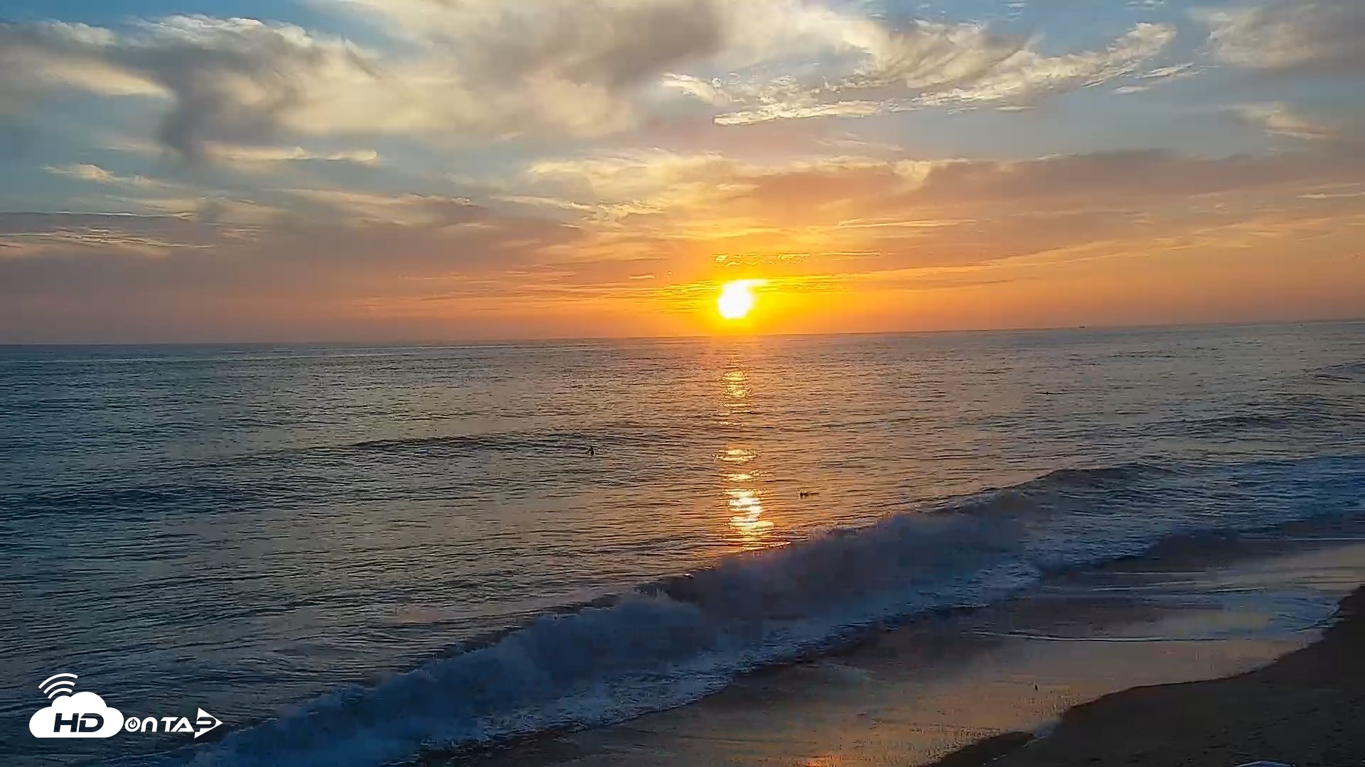 Snapshot of Carlsbad Beach Surf Live Webcam taken Aug 26, 2026, 7:16pm PDT