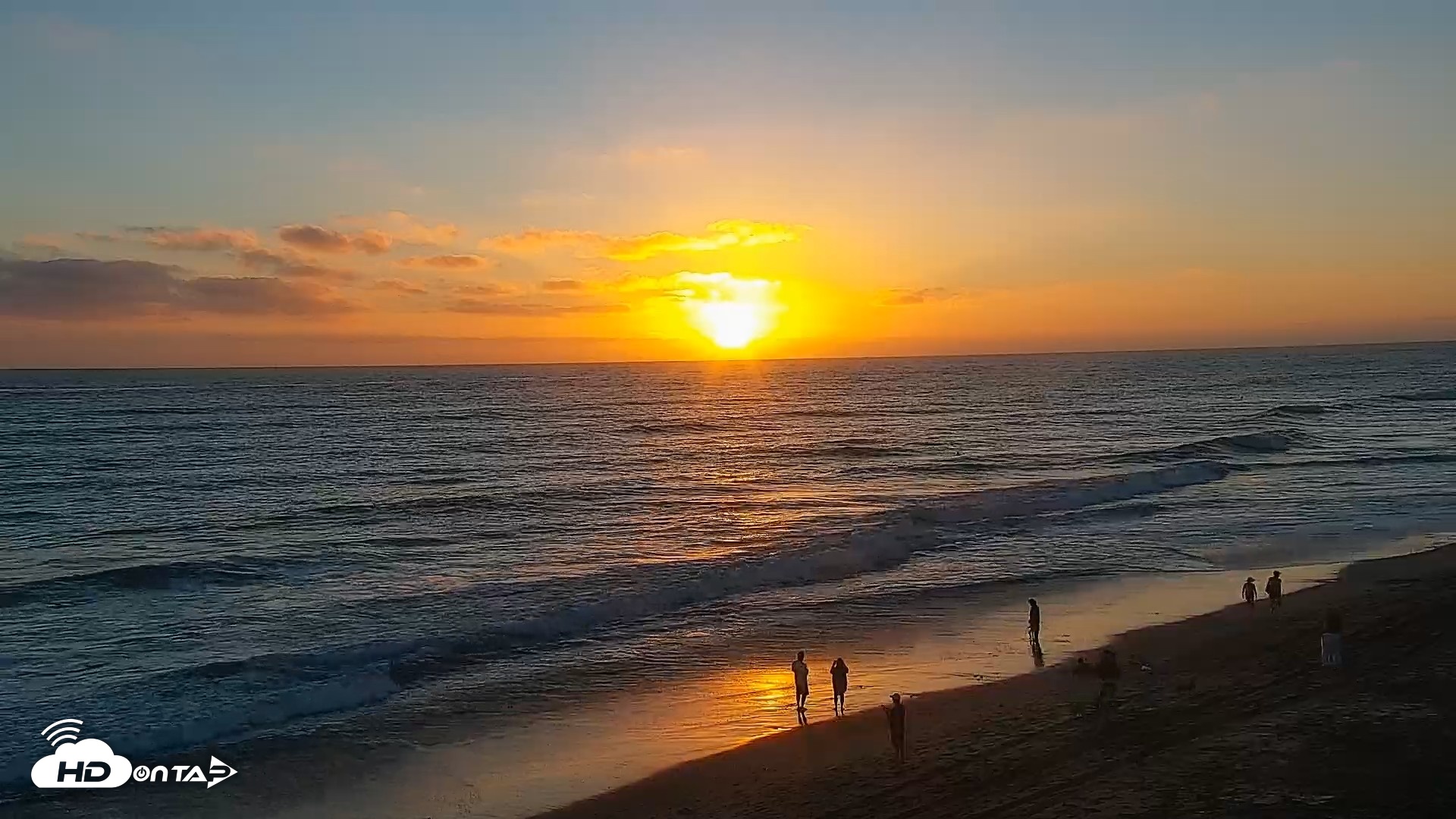 Snapshot of Carlsbad Beach Surf Live Webcam taken Aug 31, 2026, 7:11pm PDT