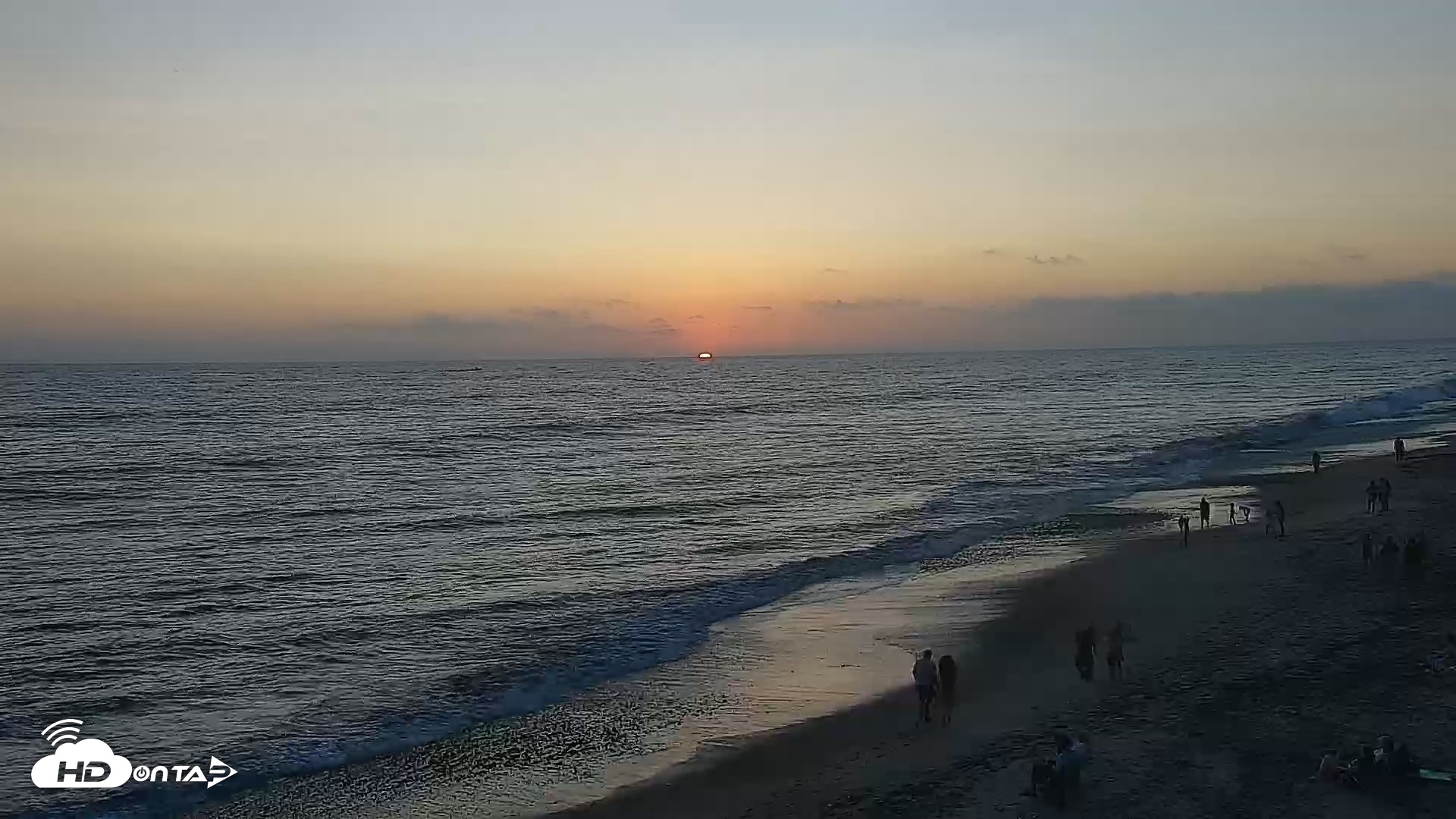 Snapshot of Carlsbad Beach Surf Live Webcam taken Aug 8, 2026, 7:42pm PDT