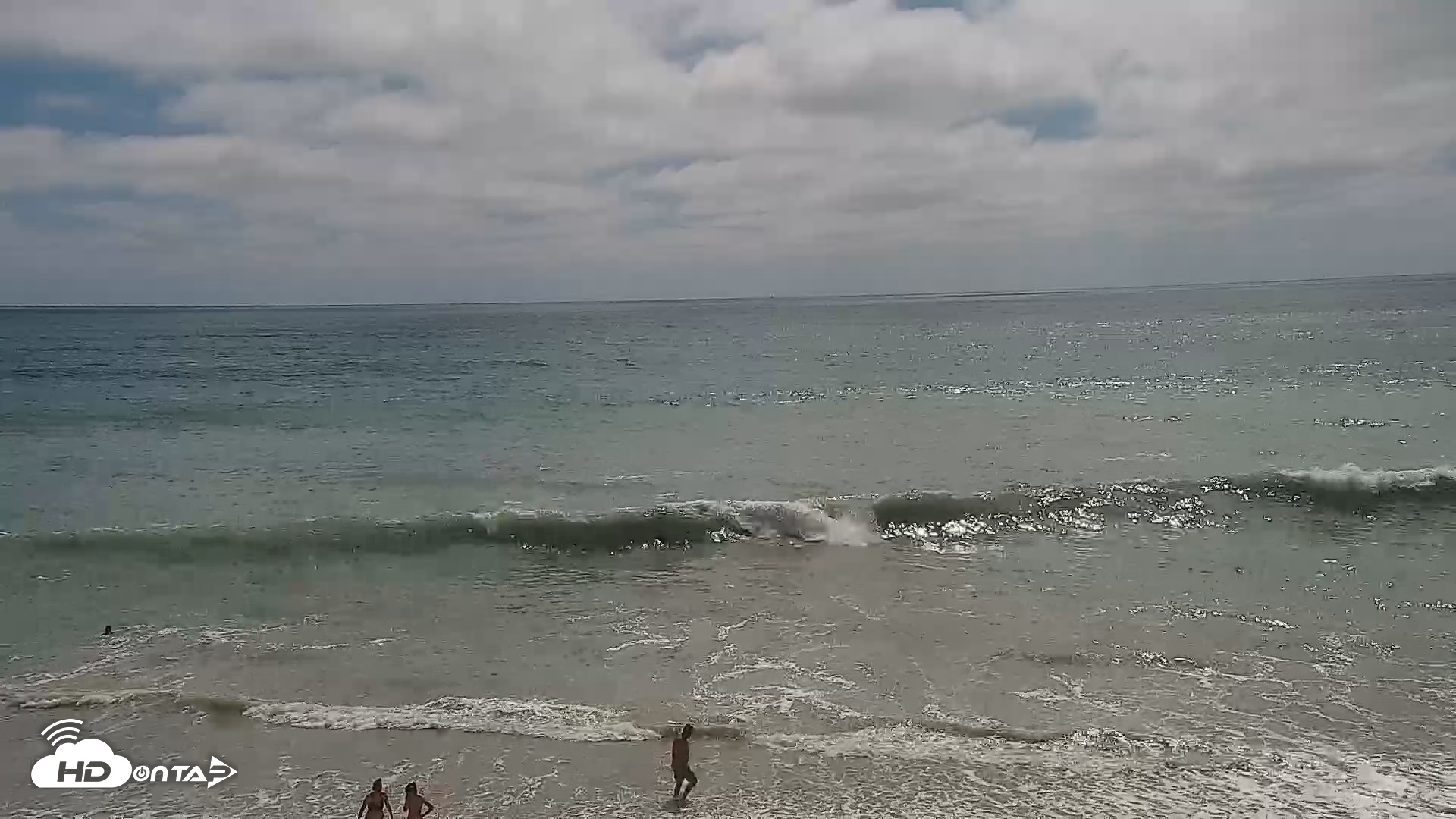Snapshot of Carlsbad Beach Surf Live Webcam taken Aug 16, 2026, 3:18pm PDT