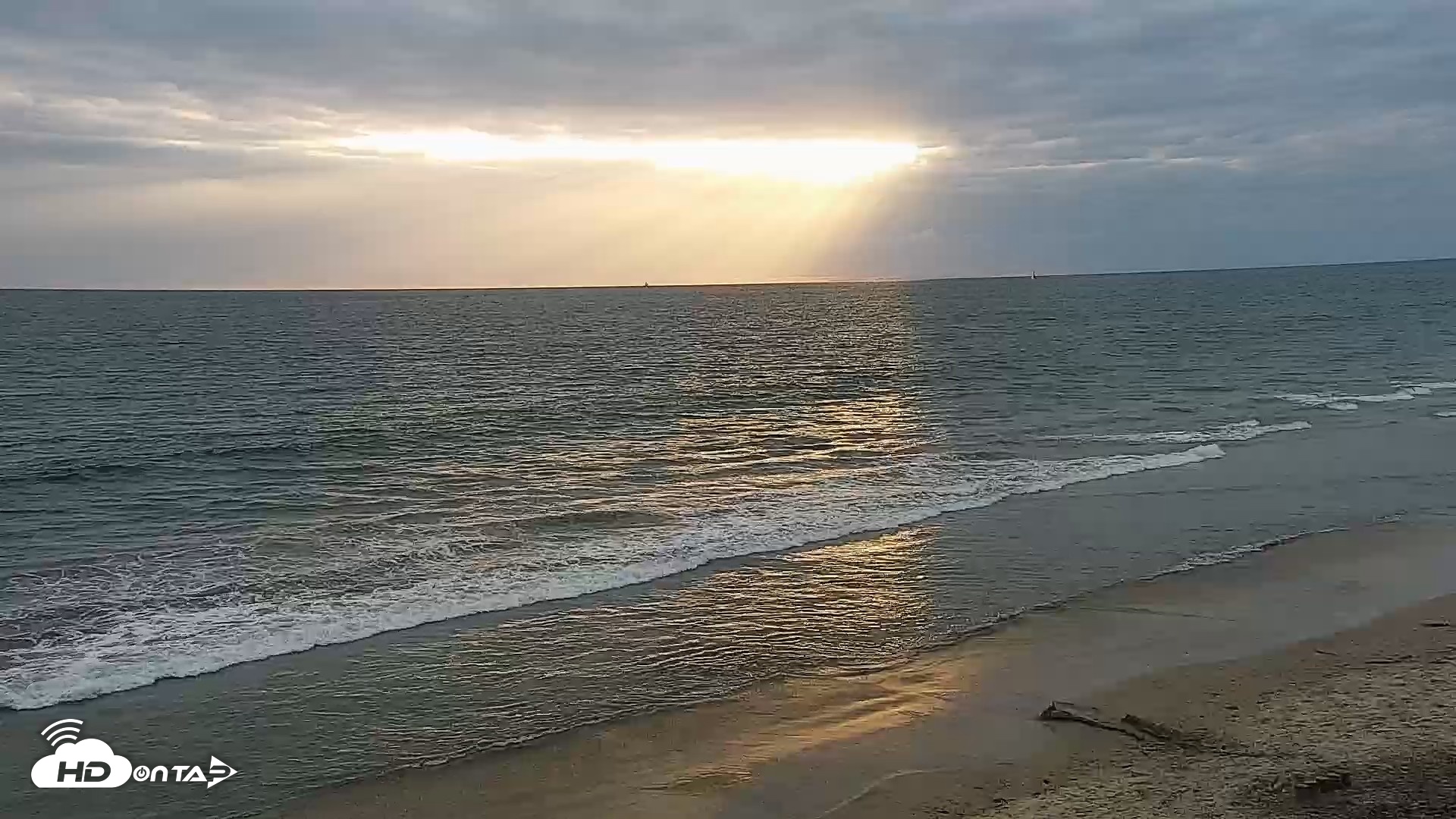 Snapshot of Carlsbad Beach Surf Live Webcam taken May 3, 2026, 6:56pm PDT
