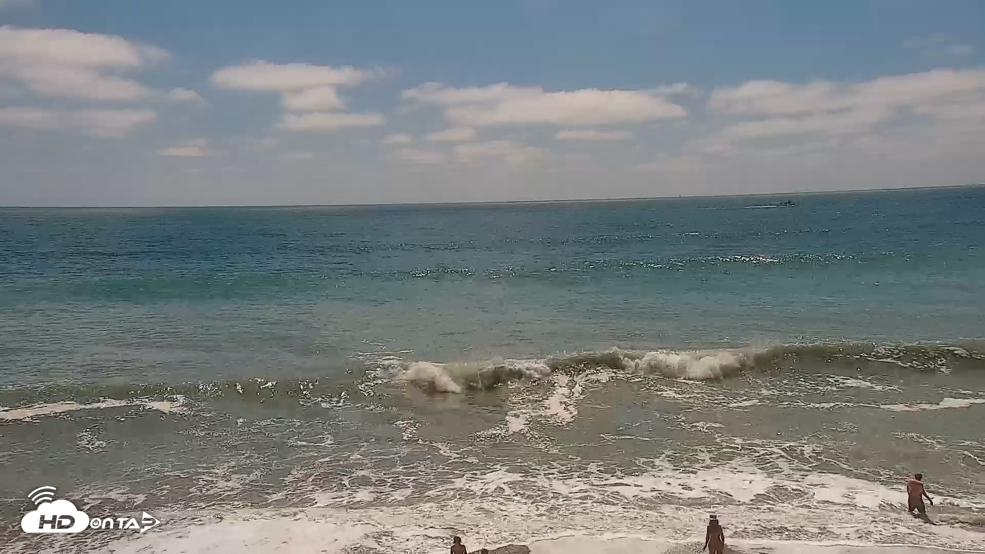 Snapshot of Carlsbad Beach Surf Live Webcam taken Aug 16, 2026, 2:36pm PDT