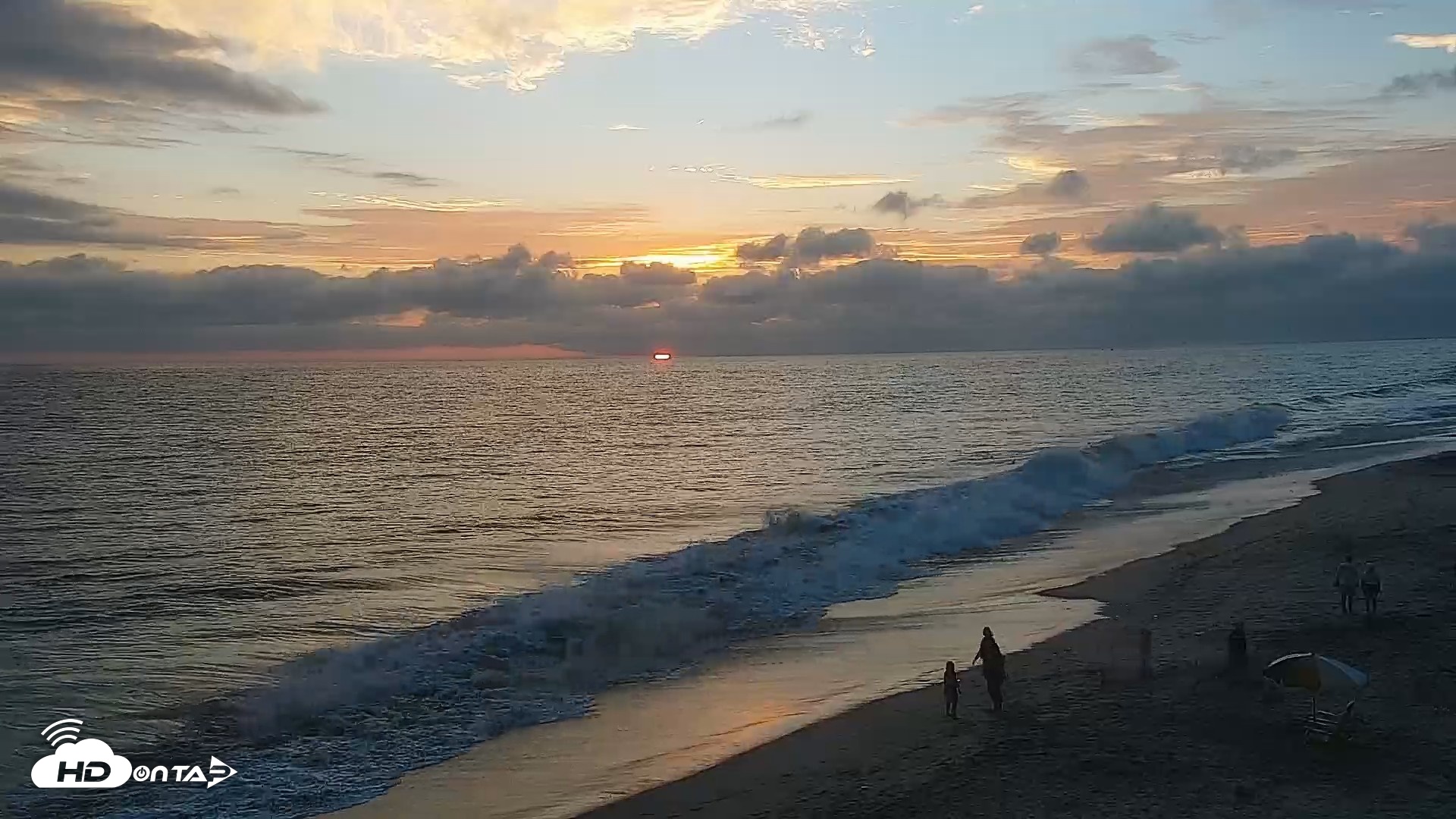 Snapshot of Carlsbad Beach Surf Live Webcam taken Aug 12, 2026, 7:37pm PDT
