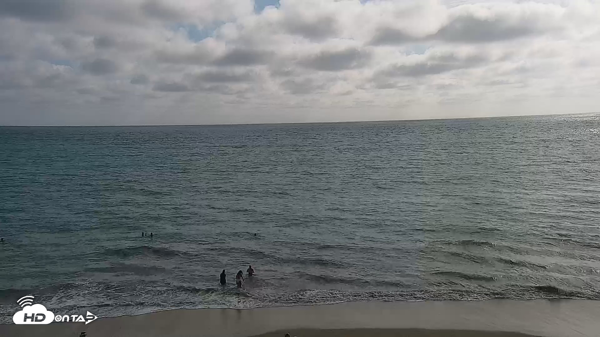Snapshot of Carlsbad Beach Surf Live Webcam taken Aug 12, 2026, 5:07pm PDT