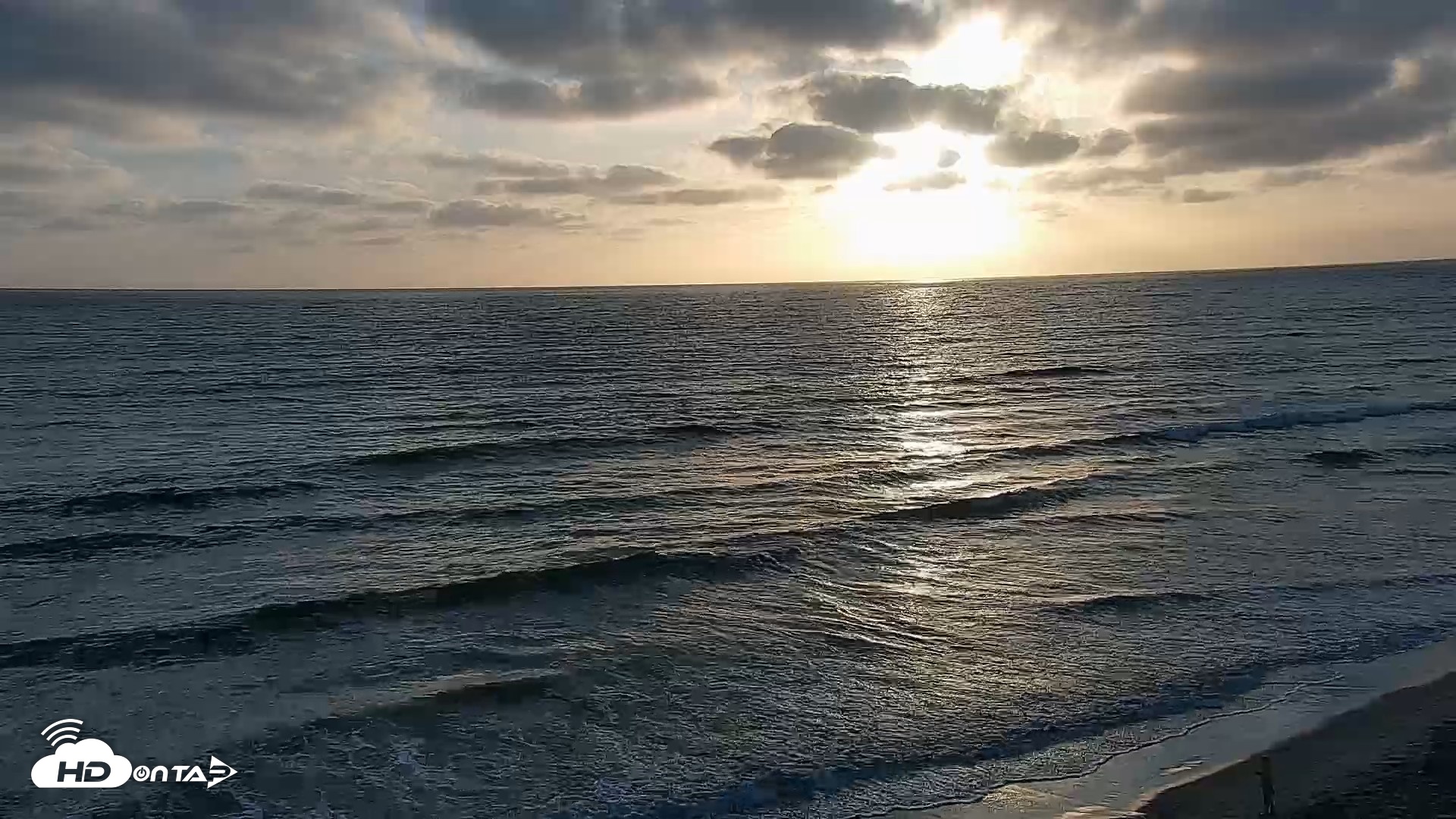 Snapshot of Carlsbad Beach Surf Live Webcam taken Apr 29, 2026, 7:02pm PDT