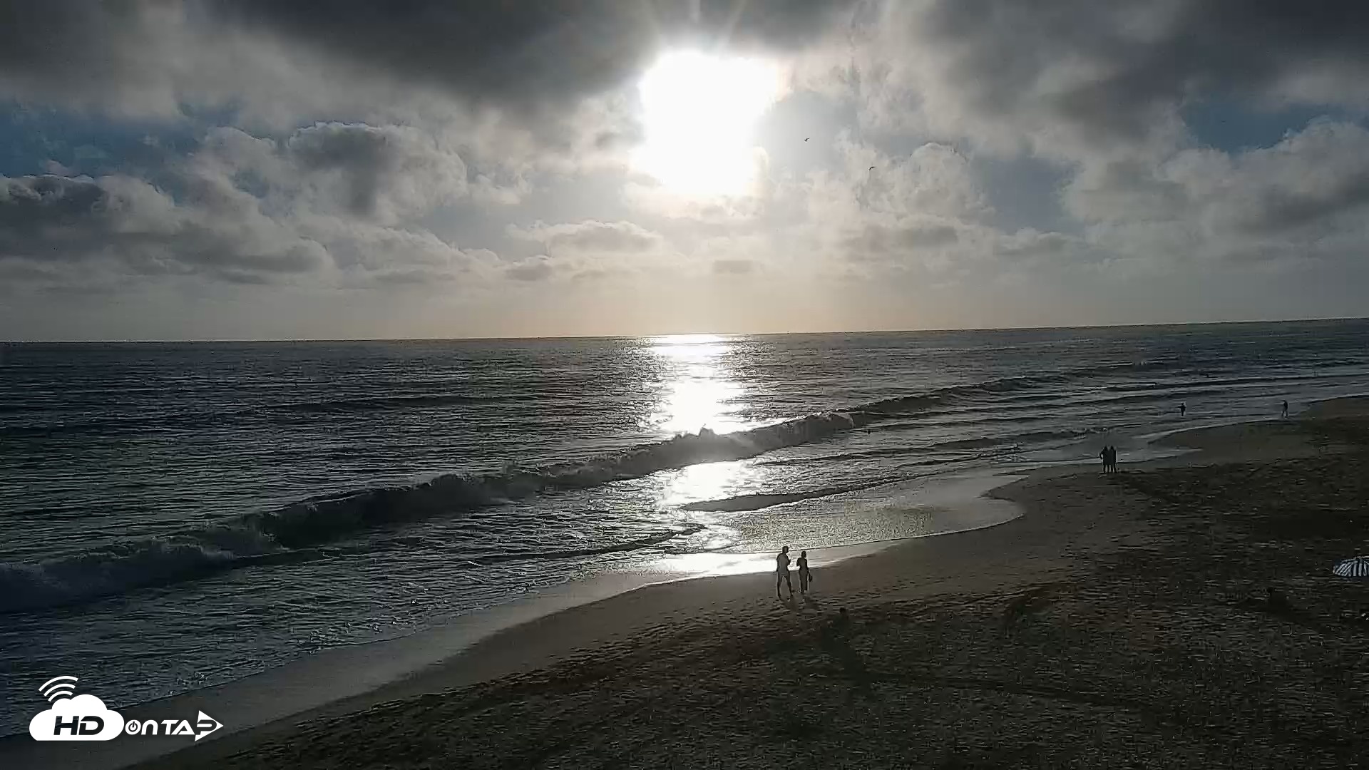 Snapshot of Carlsbad Beach Surf Live Webcam taken Jul 7, 2026, 7:12pm PDT