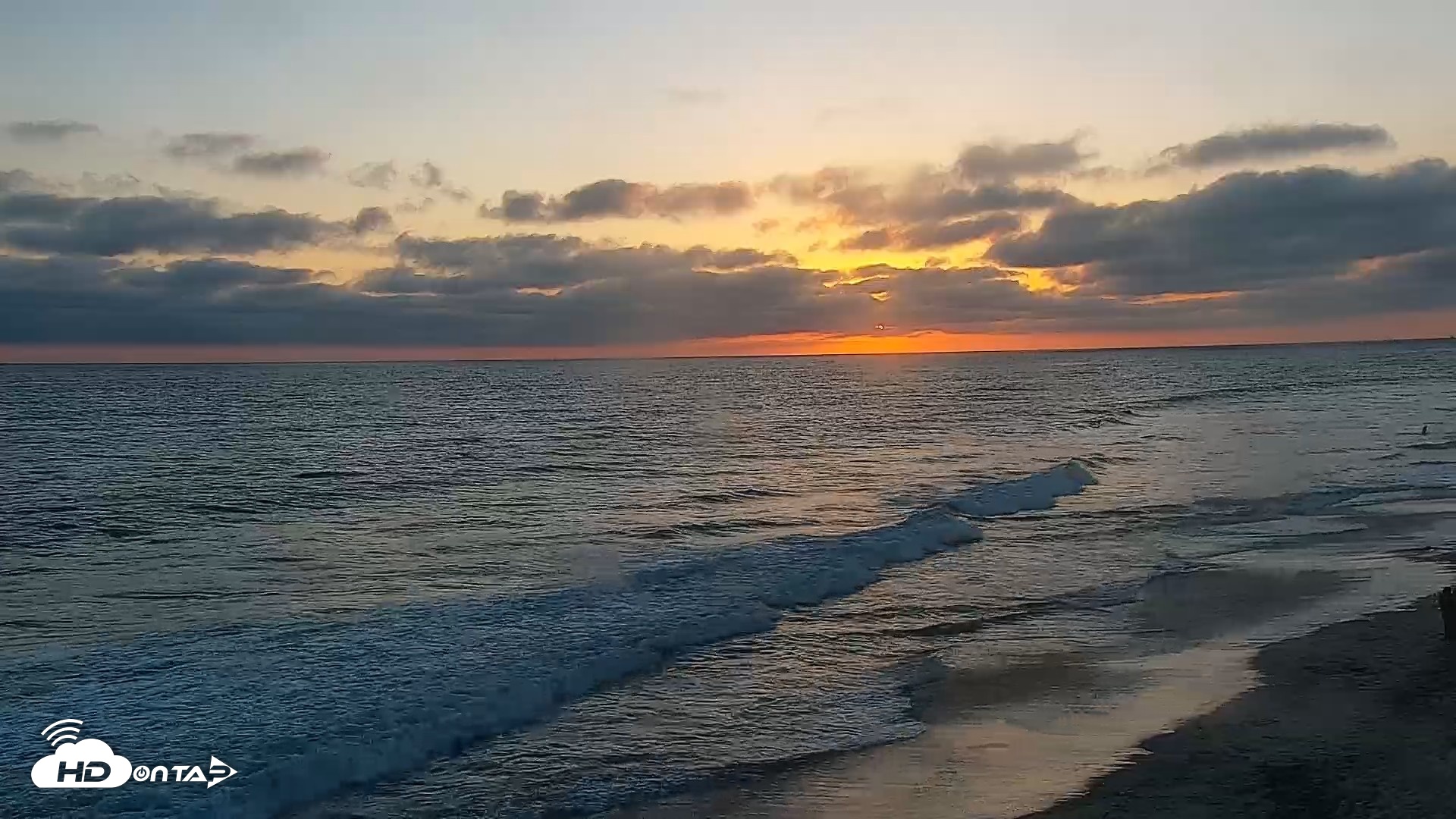 Snapshot of Carlsbad Beach Surf Live Webcam taken May 30, 2026, 7:46pm PDT