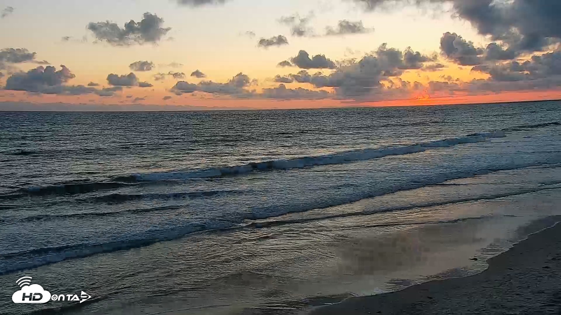 Snapshot of Carlsbad Beach Surf Live Webcam taken May 5, 2026, 7:38pm PDT