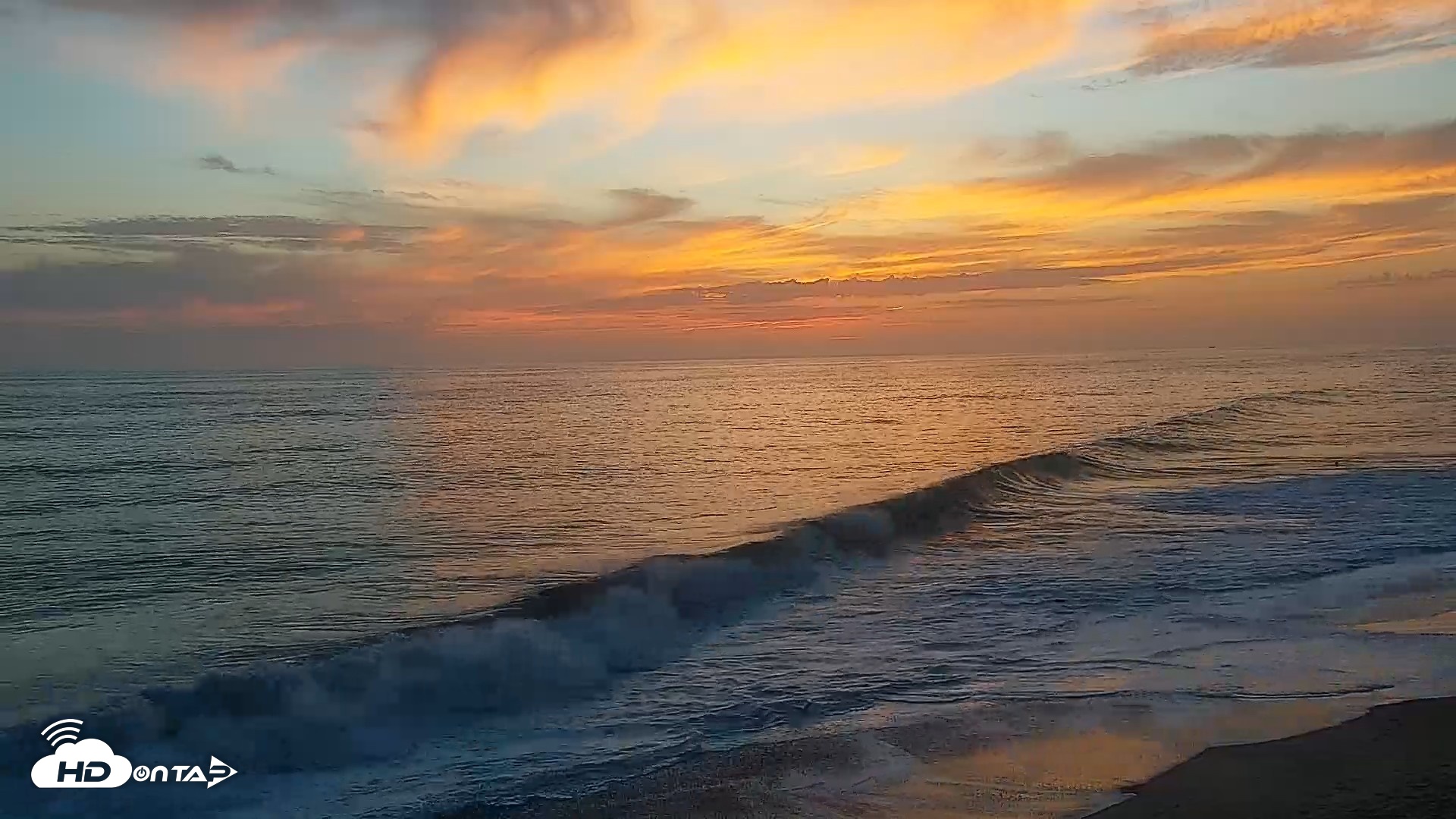 Snapshot of Carlsbad Beach Surf Live Webcam taken Aug 26, 2026, 7:28pm PDT