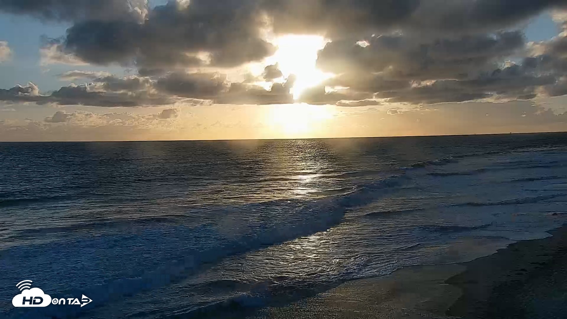 Snapshot of Carlsbad Beach Surf Live Webcam taken May 27, 2026, 7:18pm PDT