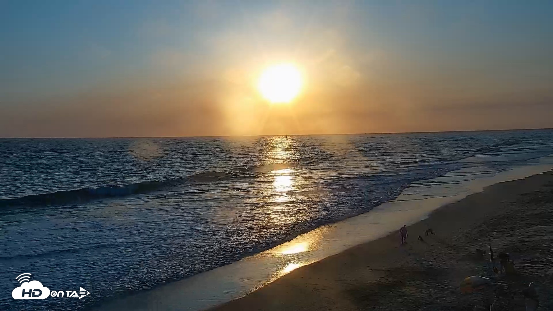 Snapshot of Carlsbad Beach Surf Live Webcam taken May 19, 2026, 7:17pm PDT
