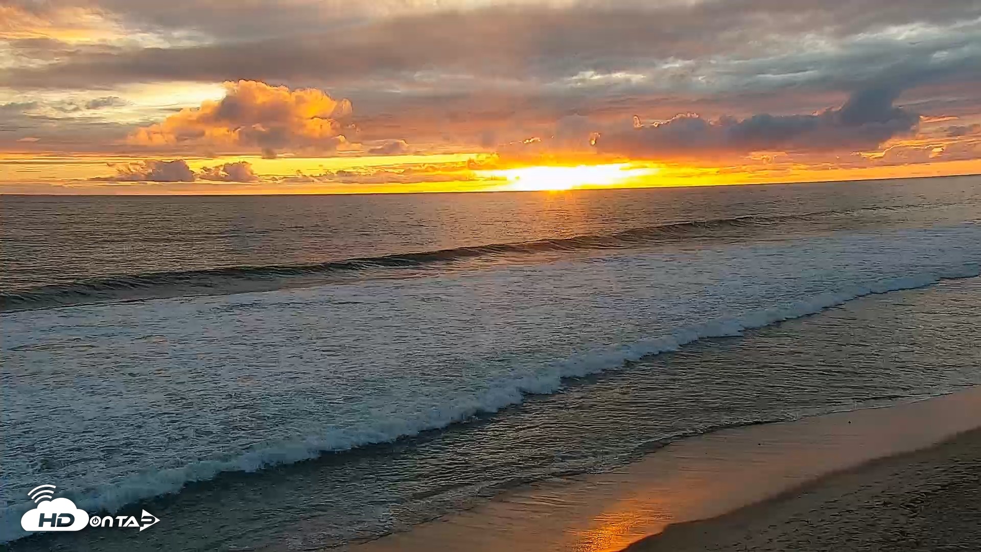 Snapshot of Carlsbad Beach Surf Live Webcam taken Apr 12, 2026, 7:14pm PDT
