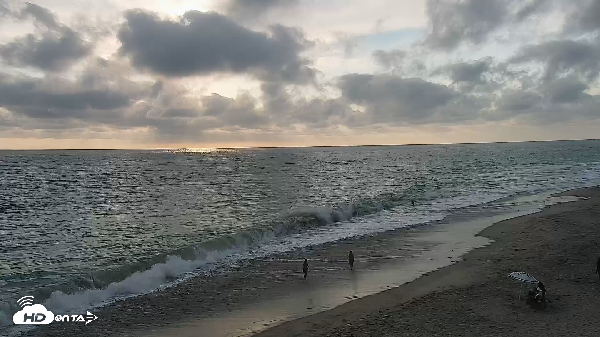 Snapshot of Carlsbad Beach Surf Live Webcam taken Aug 10, 2026, 6:42pm PDT
