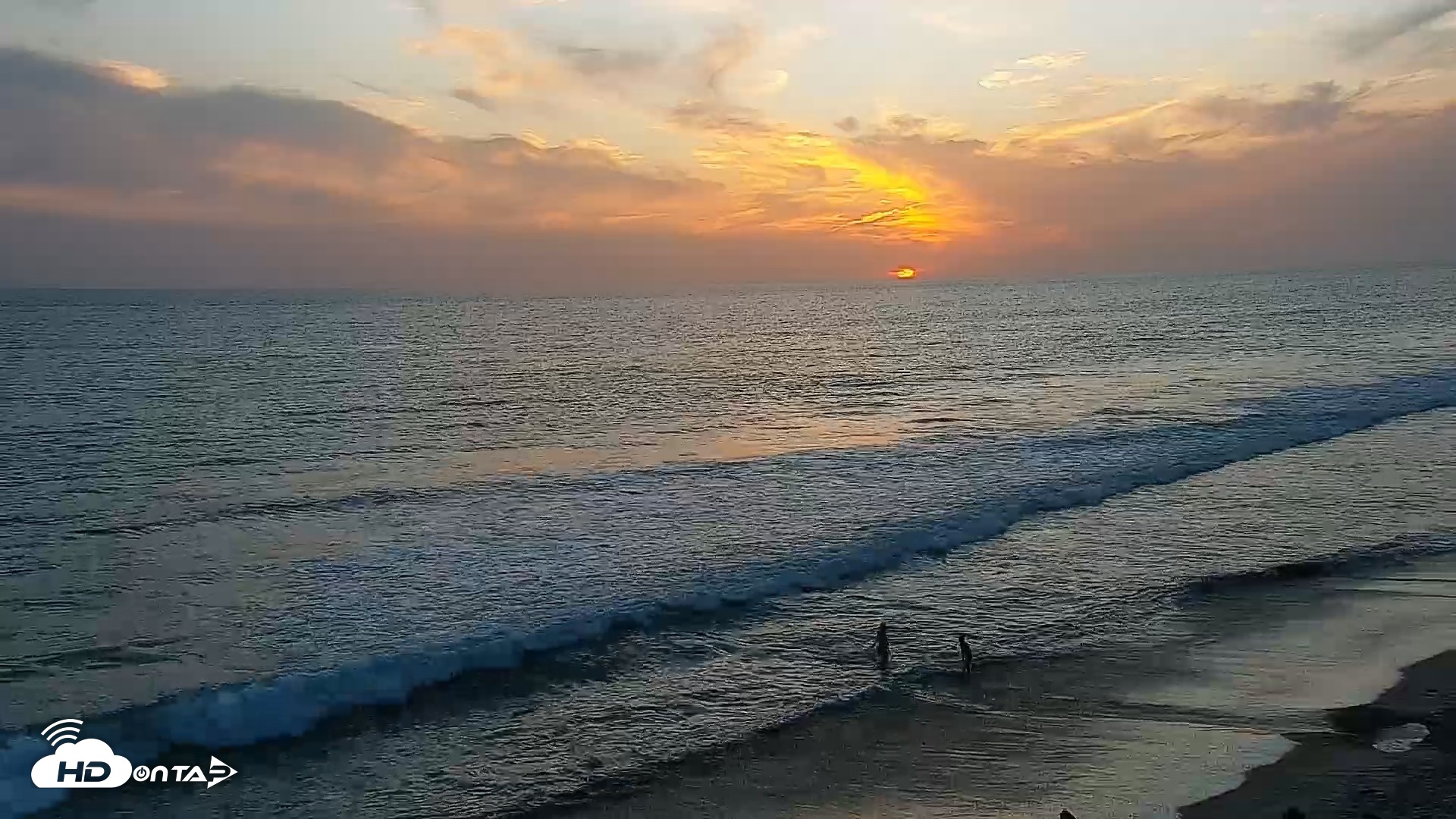 Snapshot of Carlsbad Beach Surf Live Webcam taken Apr 18, 2026, 7:20pm PDT