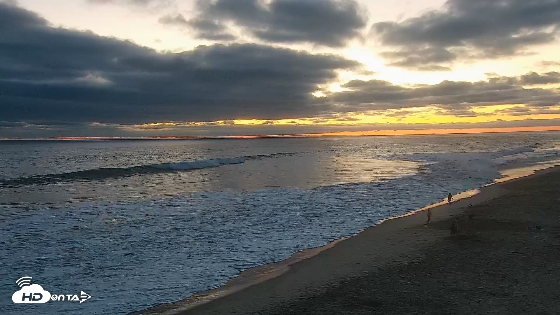 Snapshot of Carlsbad Beach Surf Live Webcam taken Aug 14, 2026, 8:01pm PDT