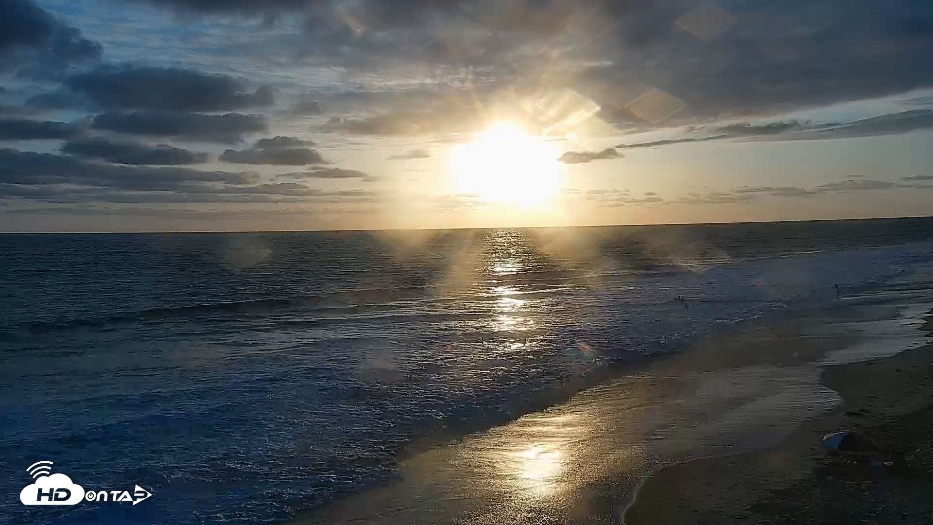 Snapshot of Carlsbad Beach Surf Live Webcam taken May 25, 2026, 7:26pm PDT
