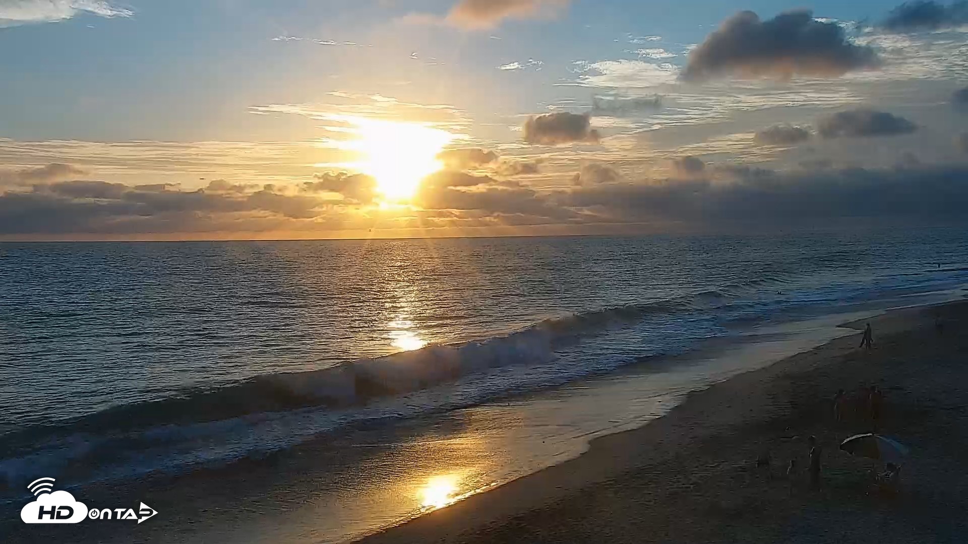 Snapshot of Carlsbad Beach Surf Live Webcam taken Aug 12, 2026, 7:19pm PDT