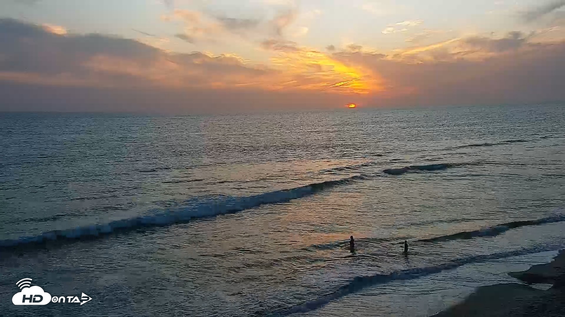 Snapshot of Carlsbad Beach Surf Live Webcam taken Apr 18, 2026, 7:21pm PDT