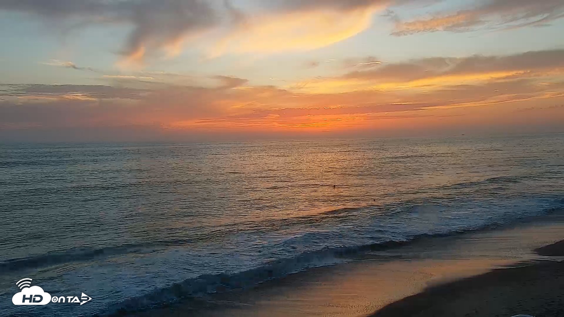 Snapshot of Carlsbad Beach Surf Live Webcam taken Aug 26, 2026, 7:24pm PDT