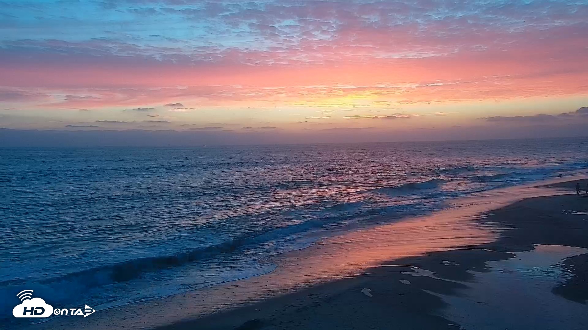 Snapshot of Carlsbad Beach Surf Live Webcam taken Jul 25, 2026, 8:06pm PDT