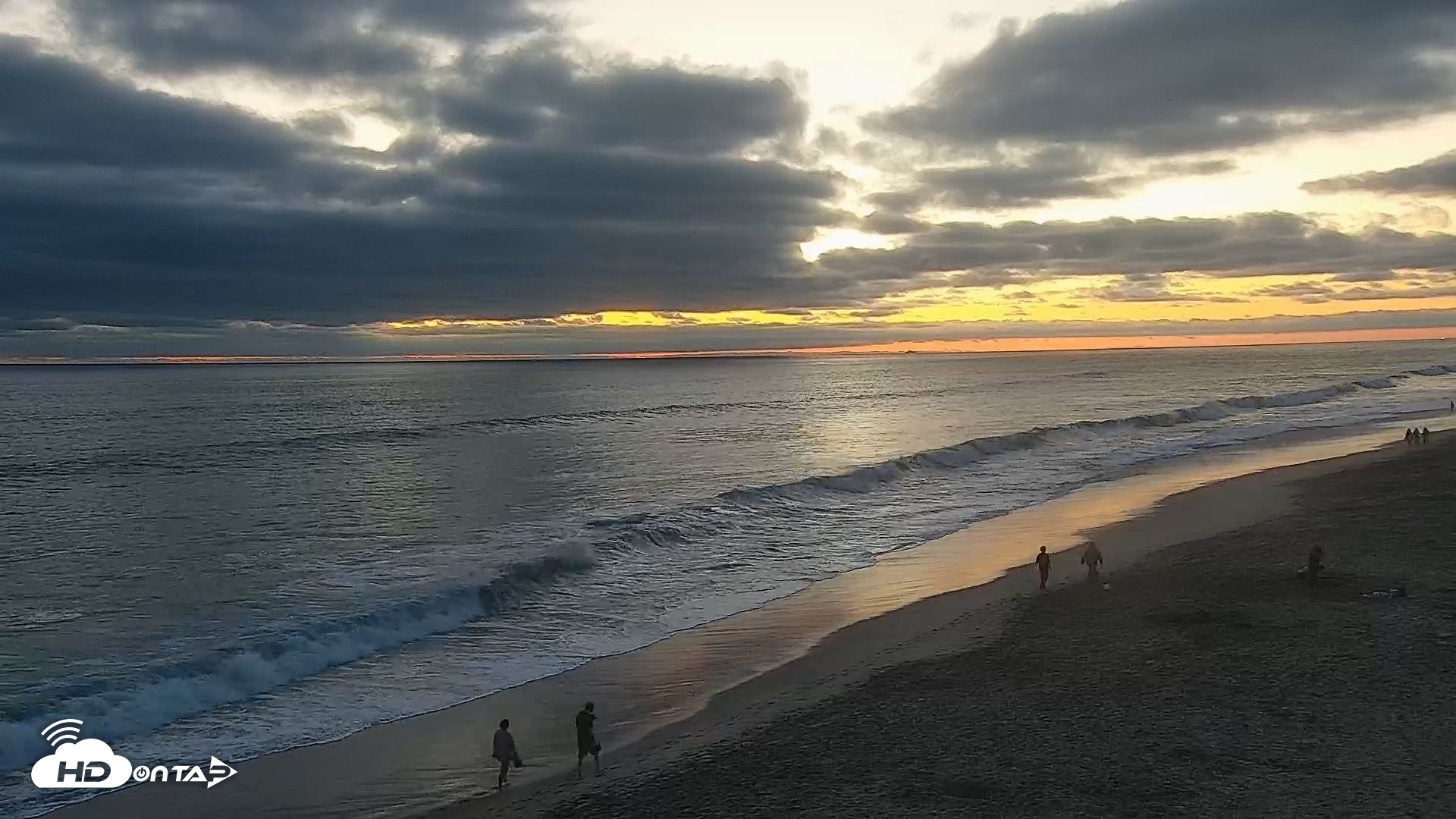 Snapshot of Carlsbad Beach Surf Live Webcam taken Aug 14, 2026, 7:55pm PDT
