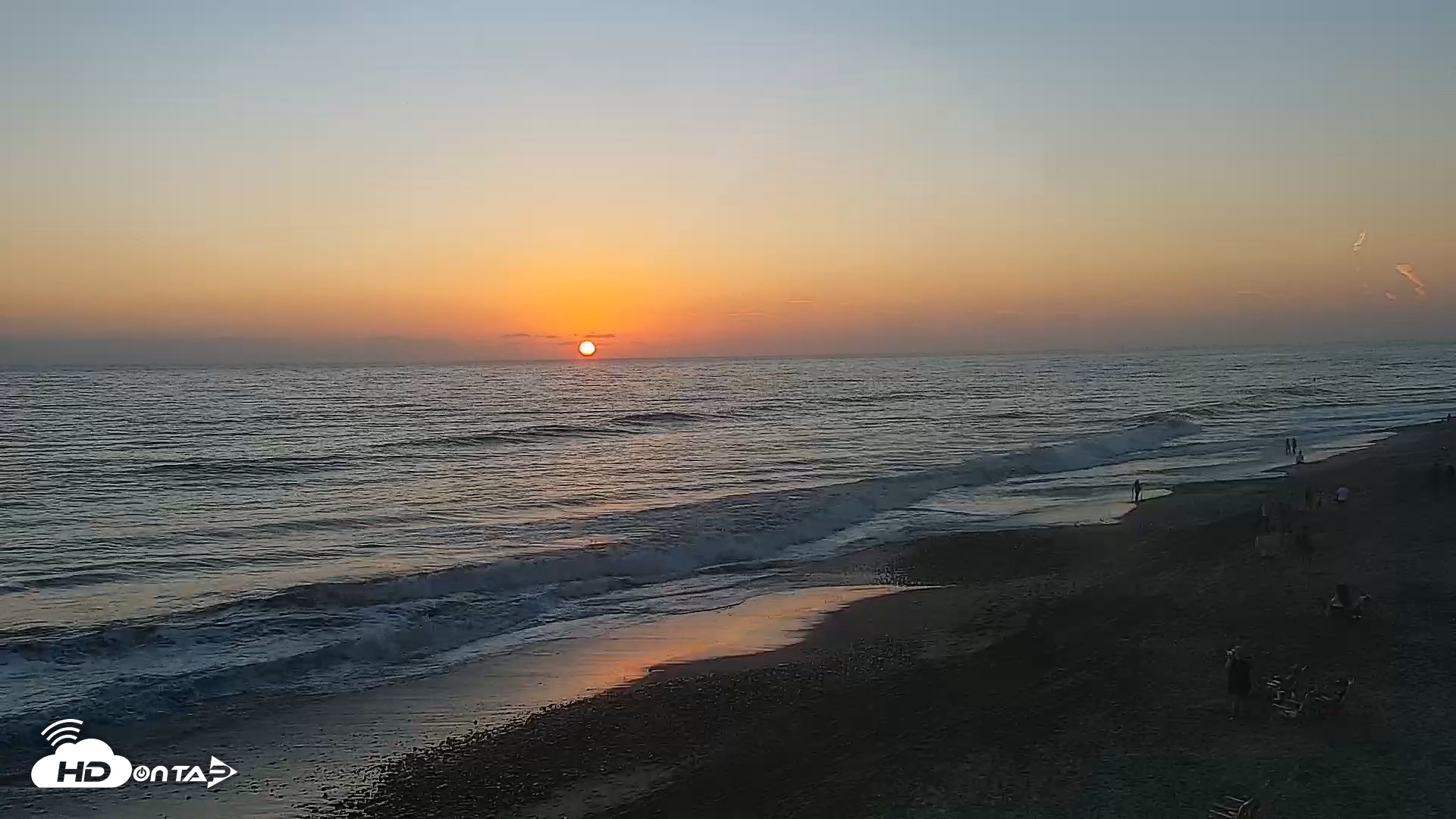Snapshot of Carlsbad Beach Surf Live Webcam taken Aug 19, 2026, 7:36pm PDT