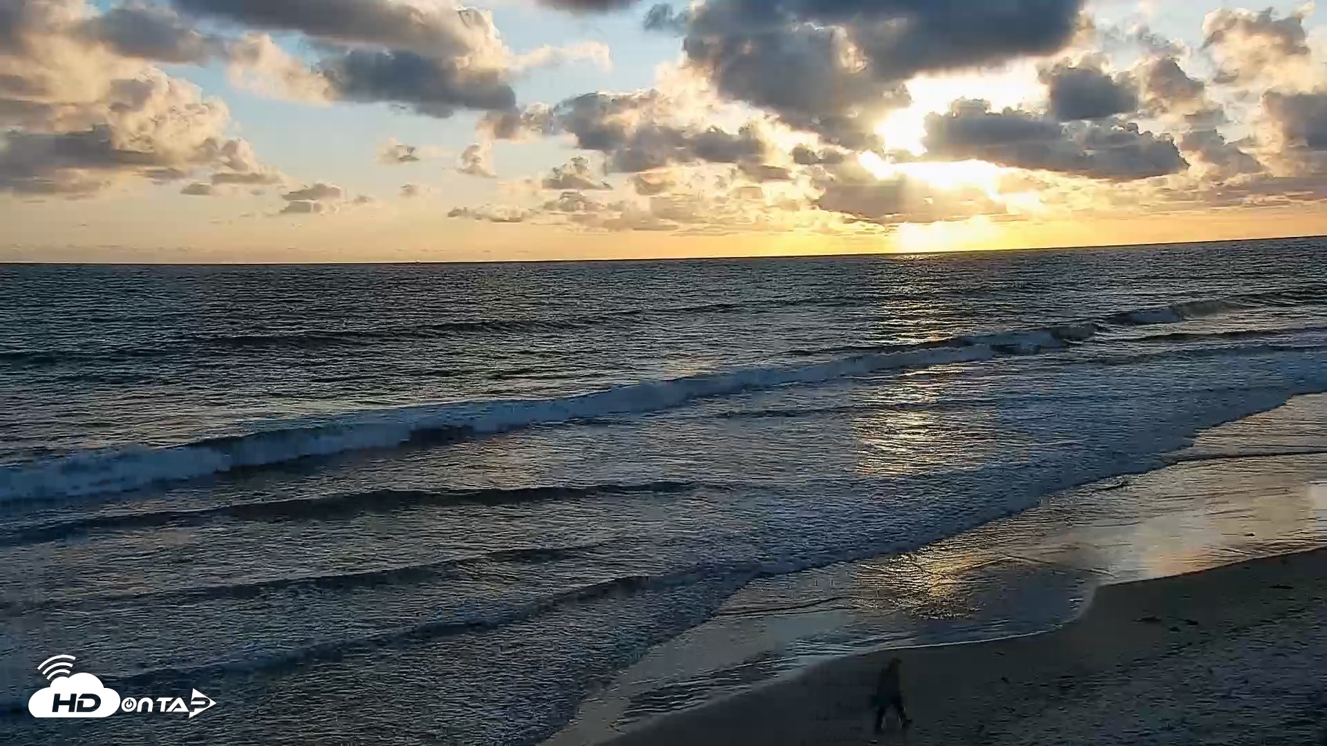 Snapshot of Carlsbad Beach Surf Live Webcam taken May 5, 2026, 7:11pm PDT