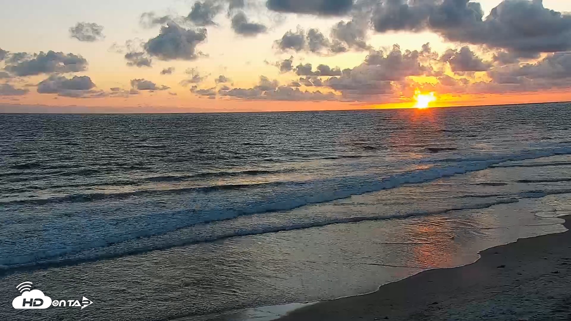 Snapshot of Carlsbad Beach Surf Live Webcam taken May 5, 2026, 7:31pm PDT