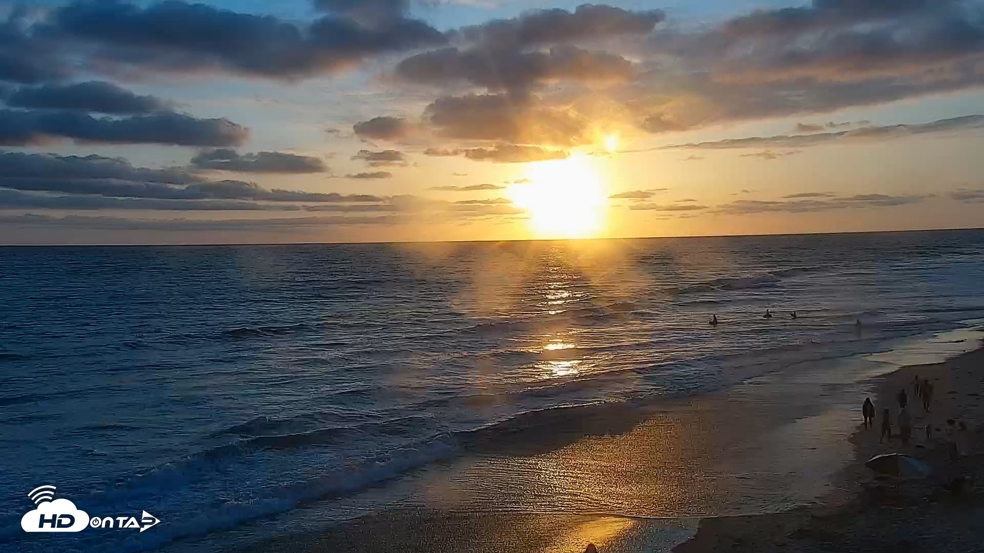 Snapshot of Carlsbad Beach Surf Live Webcam taken May 25, 2026, 7:37pm PDT