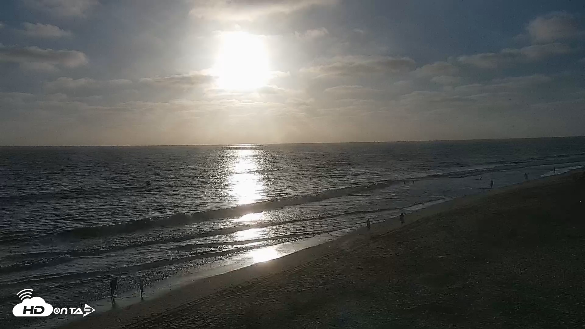 Snapshot of Carlsbad Beach Surf Live Webcam taken Aug 3, 2026, 7:07pm PDT