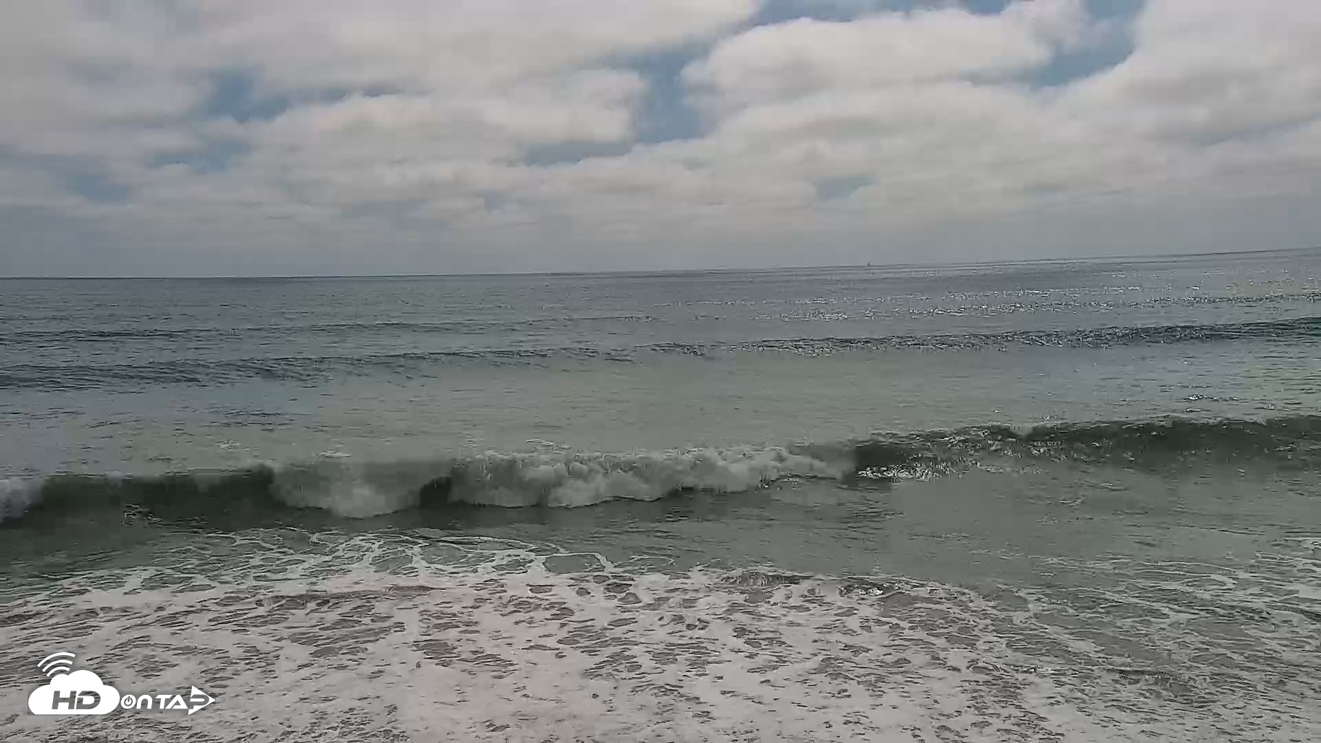 Snapshot of Carlsbad Beach Surf Live Webcam taken Aug 16, 2026, 3:12pm PDT